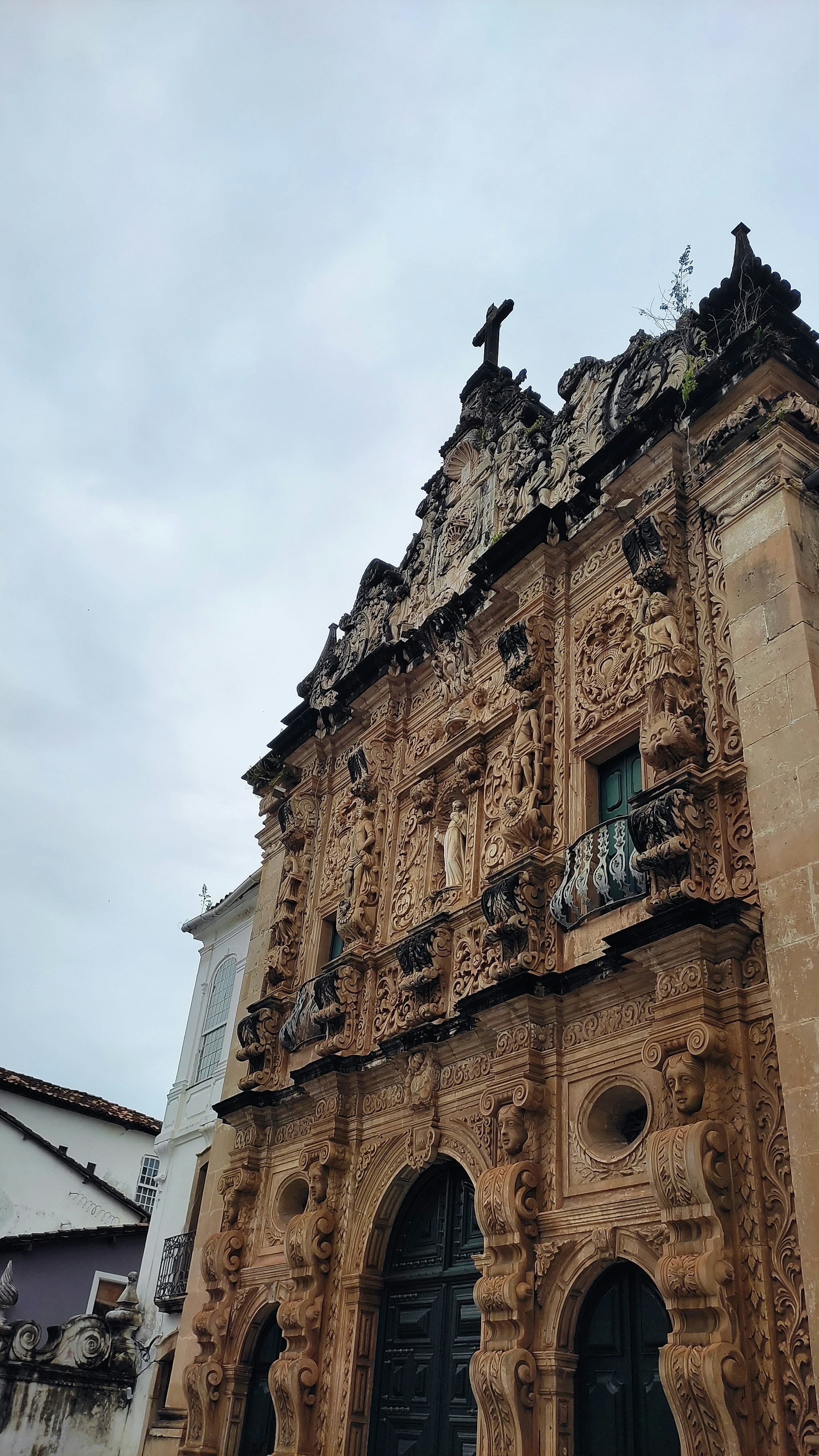 Um edifício alto com uma cruz em cima dele