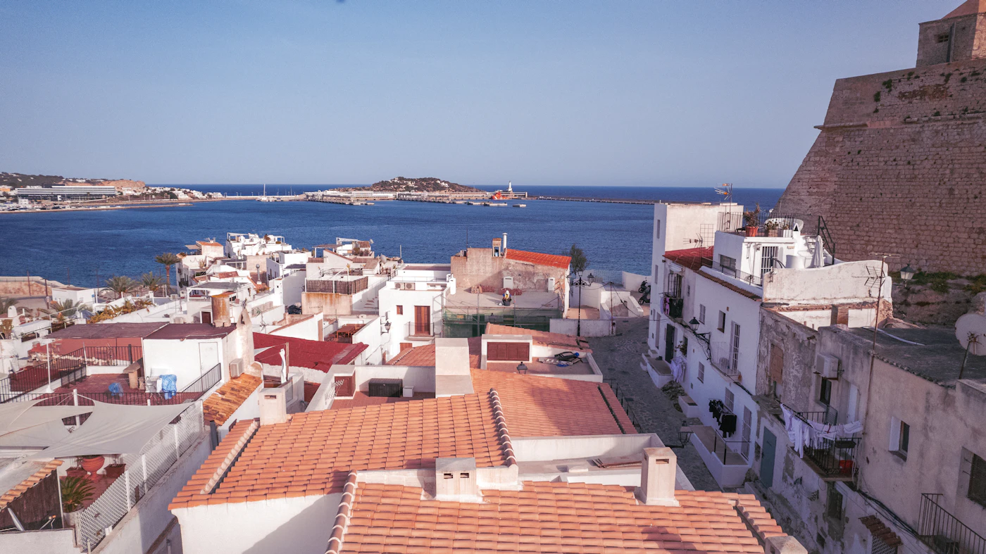 Die befestigte Altstadt Dalt Vila von Ibiza-Stadt am Abend