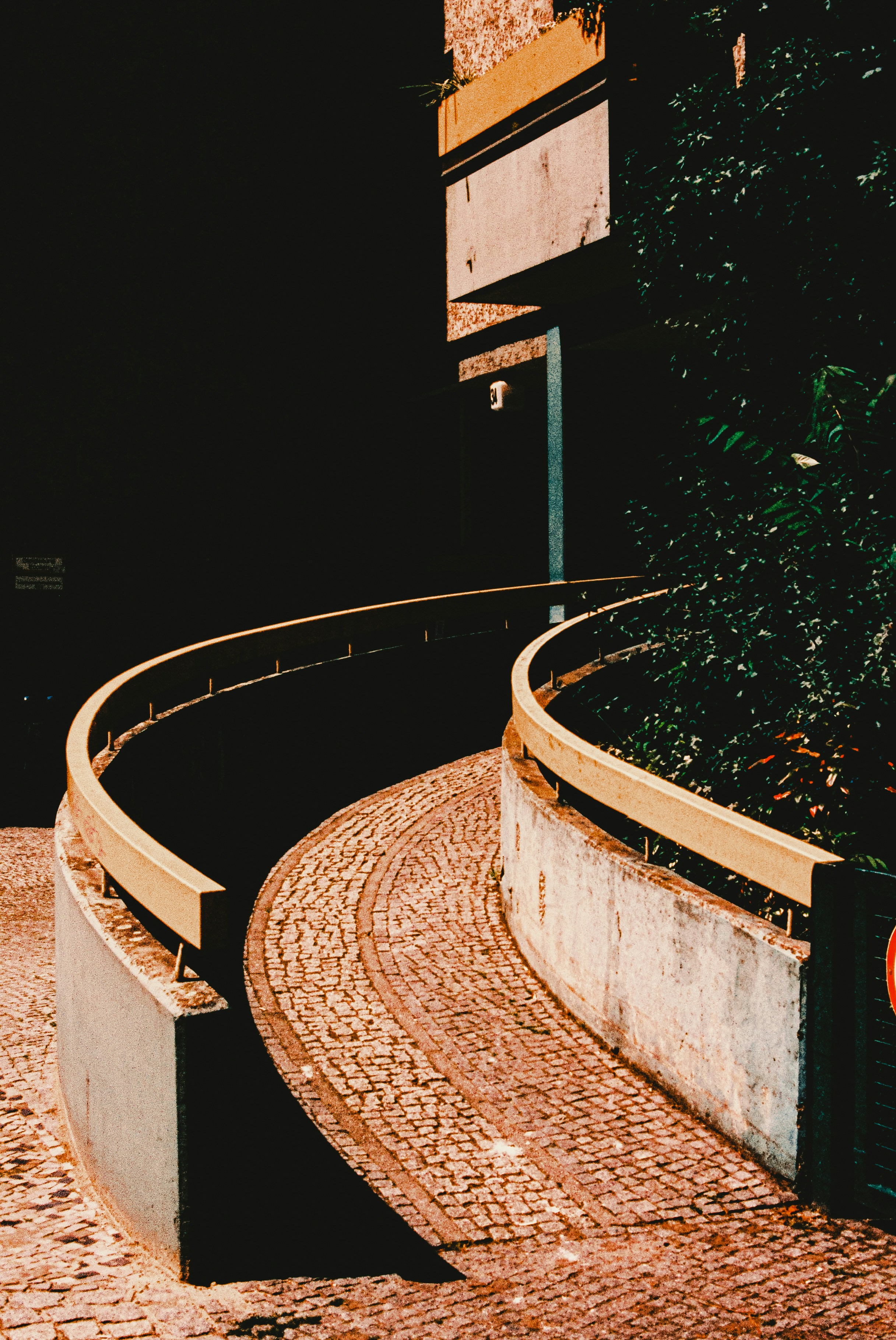 photo-1718999949942-764f6f245899?ixid=M3