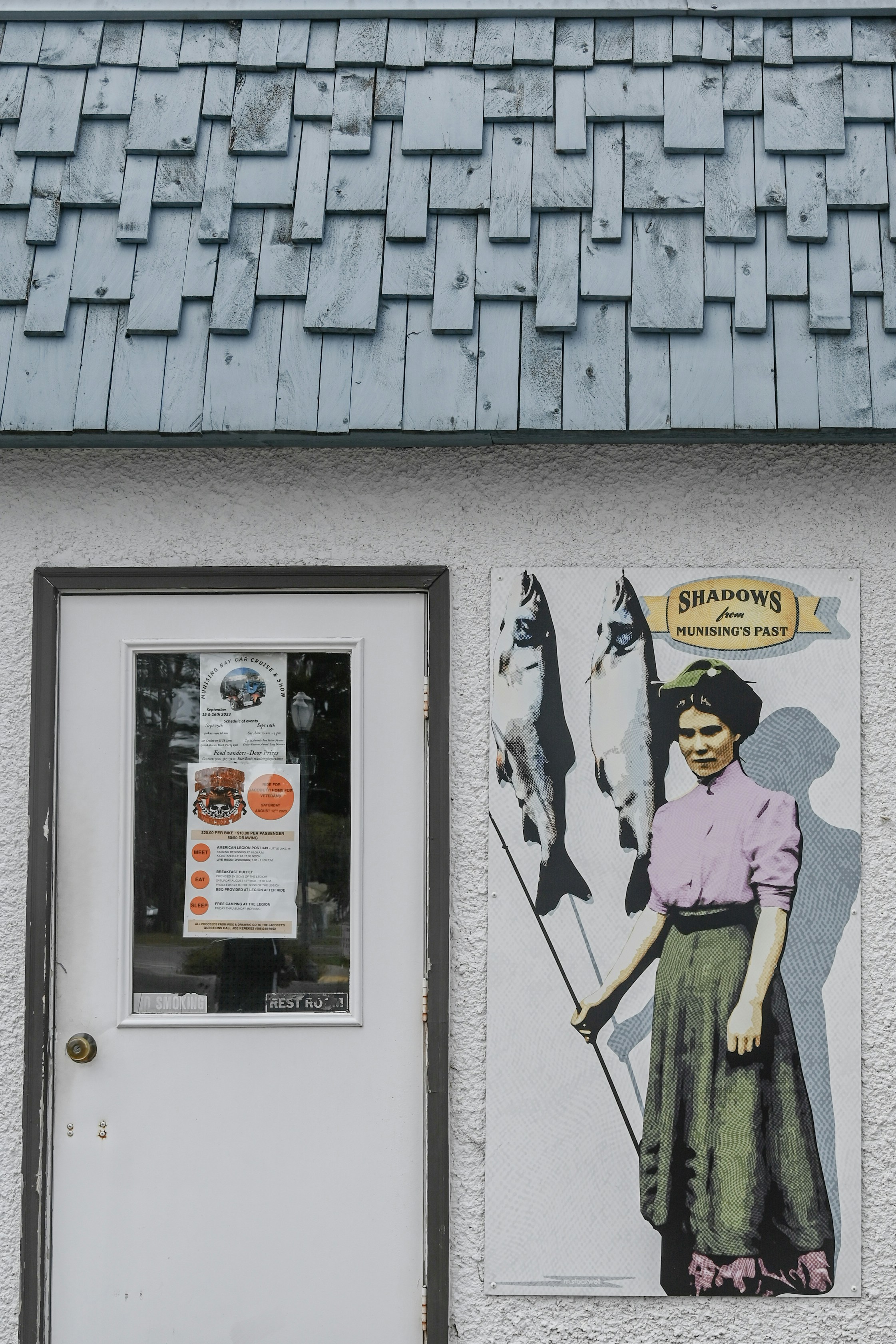 Ein weißes Gebäude mit einem Gemälde einer Frau an der Seite