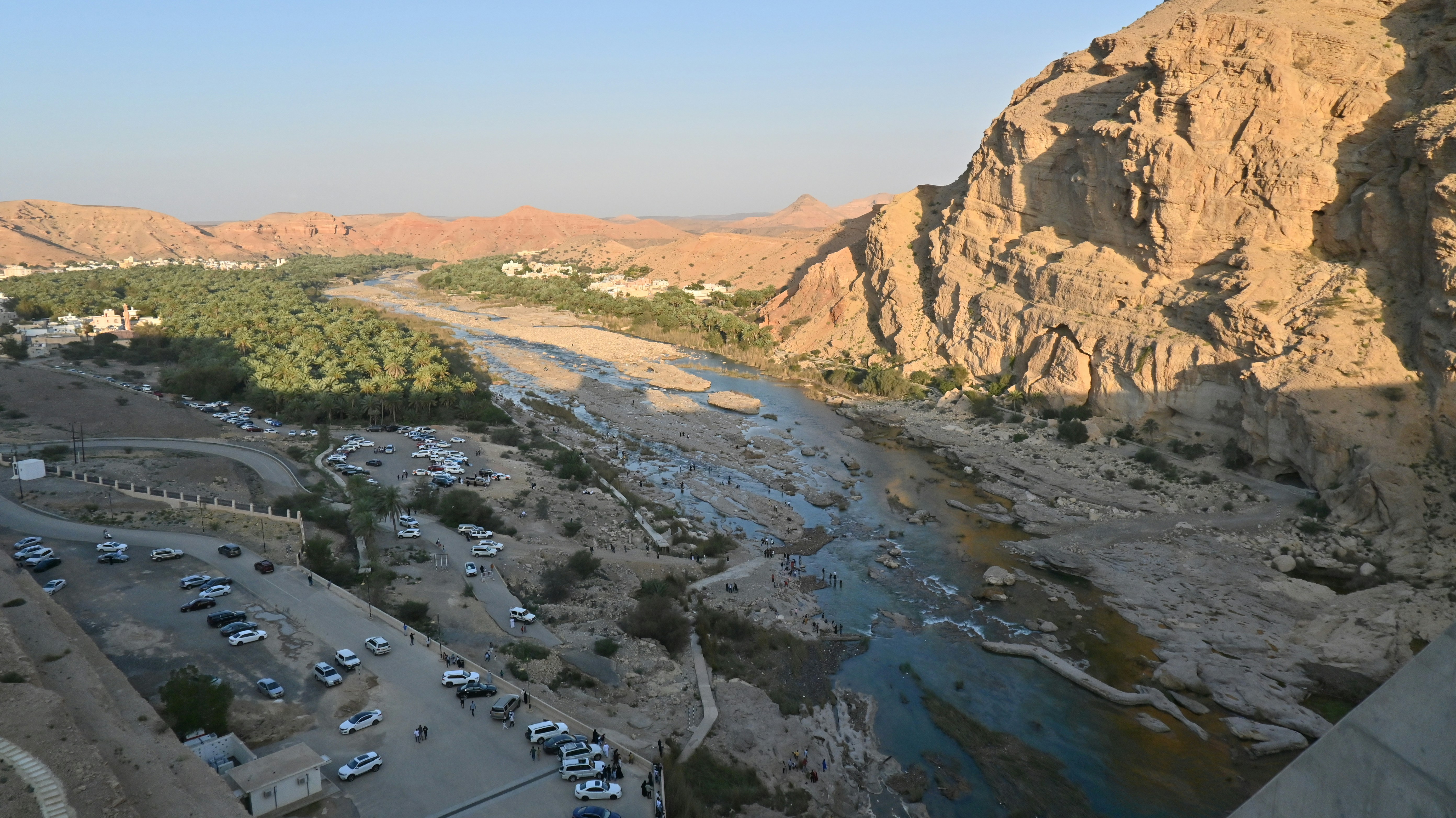 Vue panoramique sur une rivière et des montagnes, illustrant la nature après les pluies