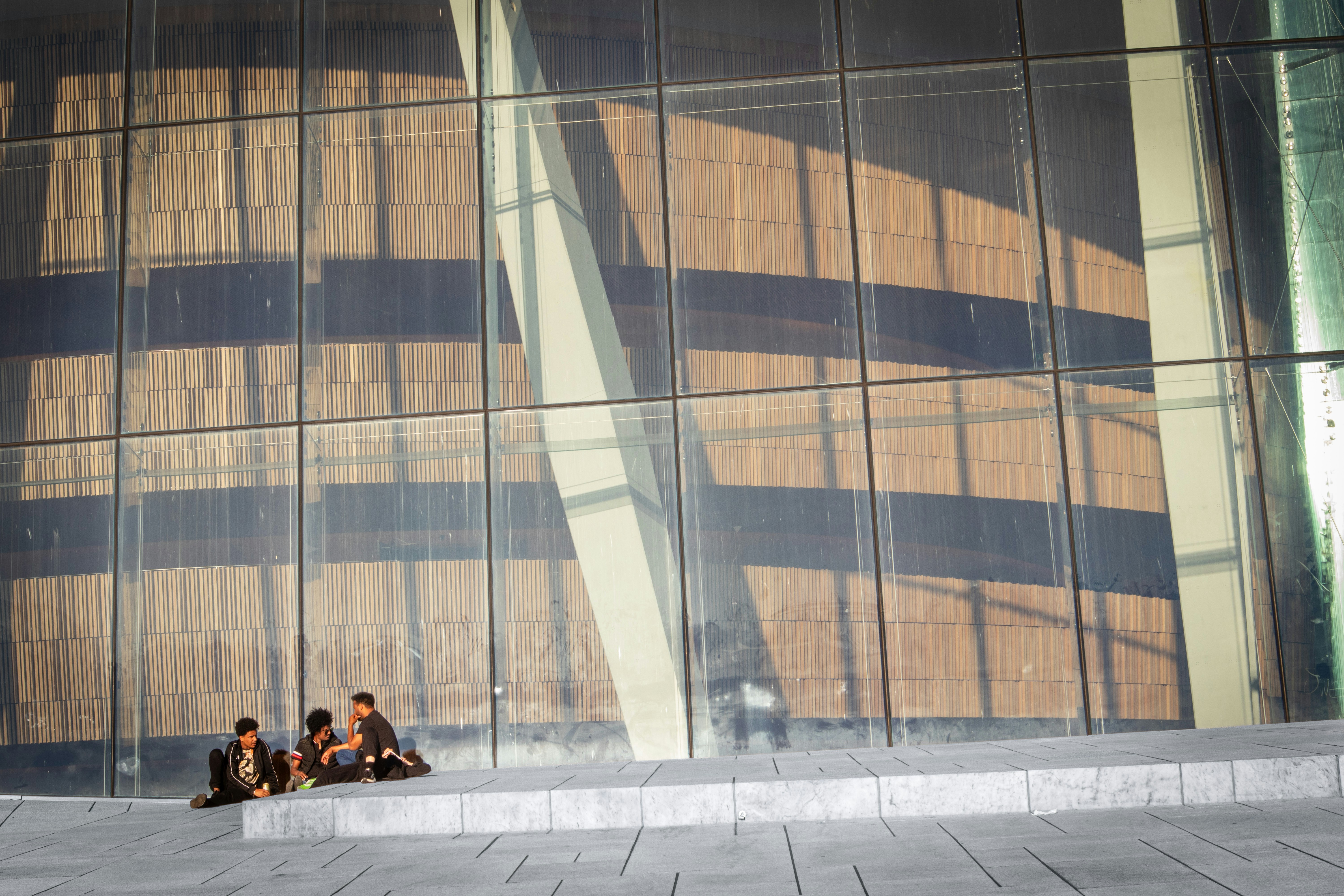 Un groupe de personnes assises devant un bâtiment