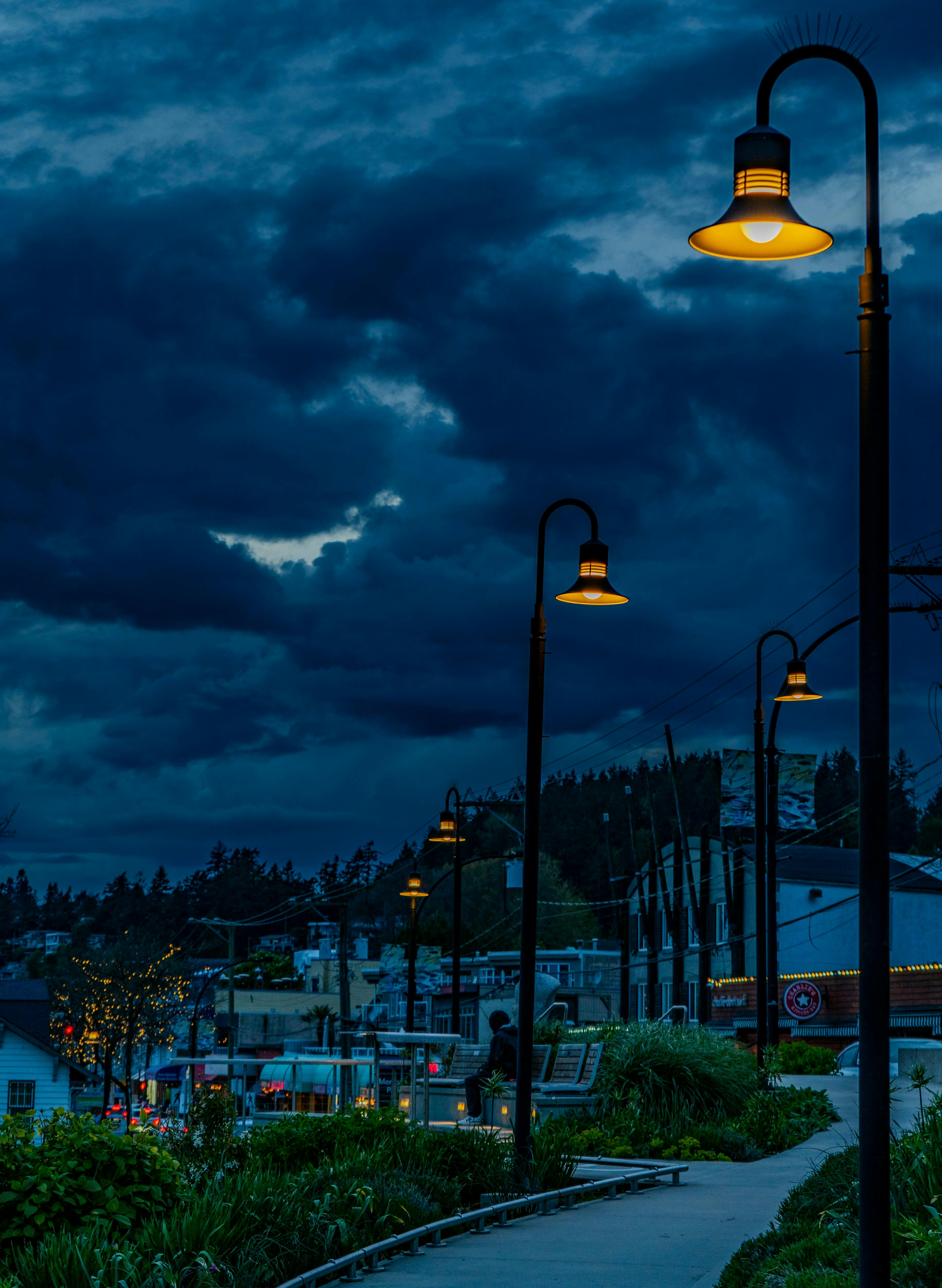 A street light sitting on the side of a road photo – Free Car Image on ...