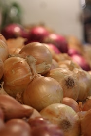 A pile of onions sitting on top of a table