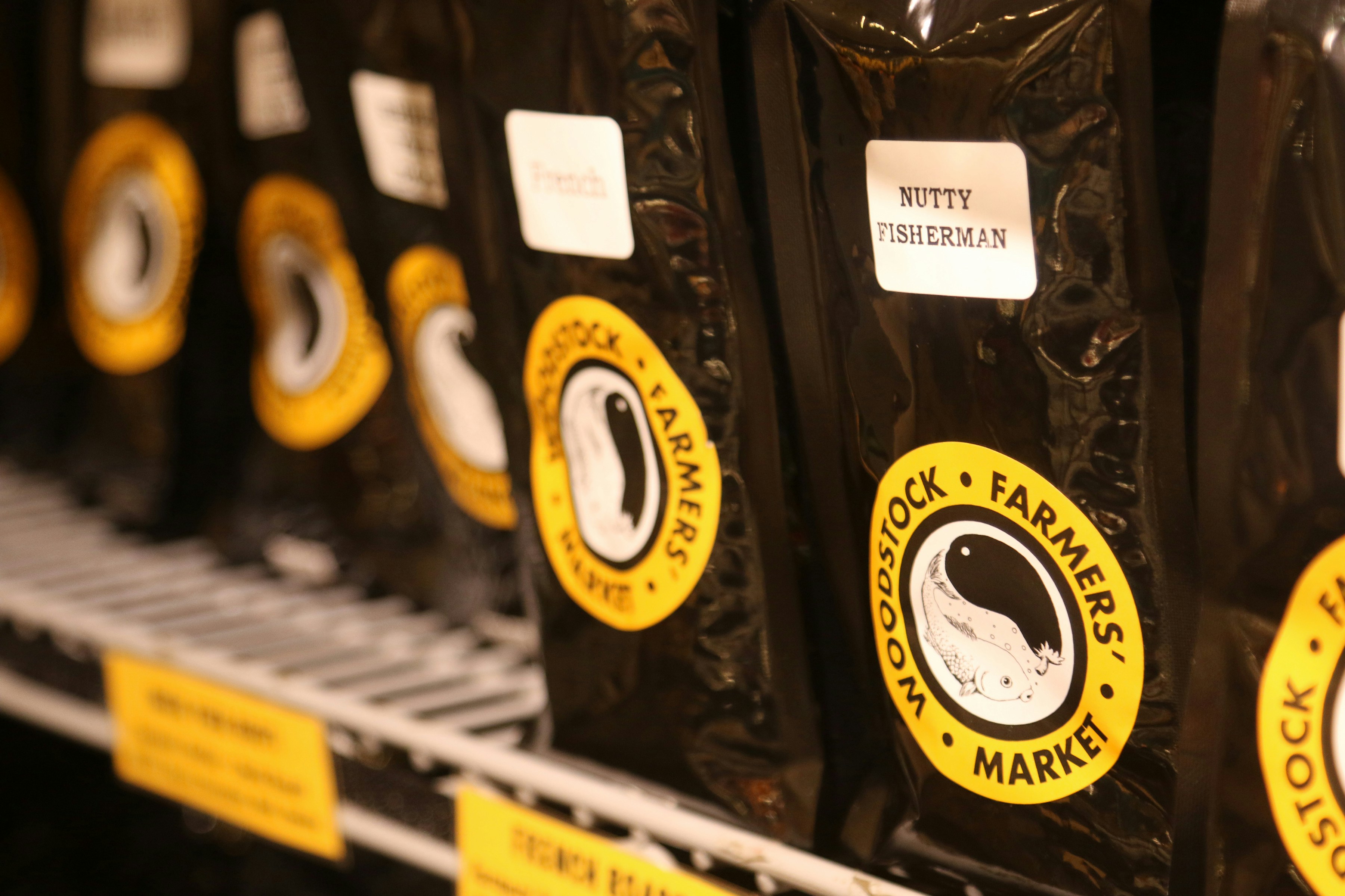 Un présentoir de sacs de café sur une étagère