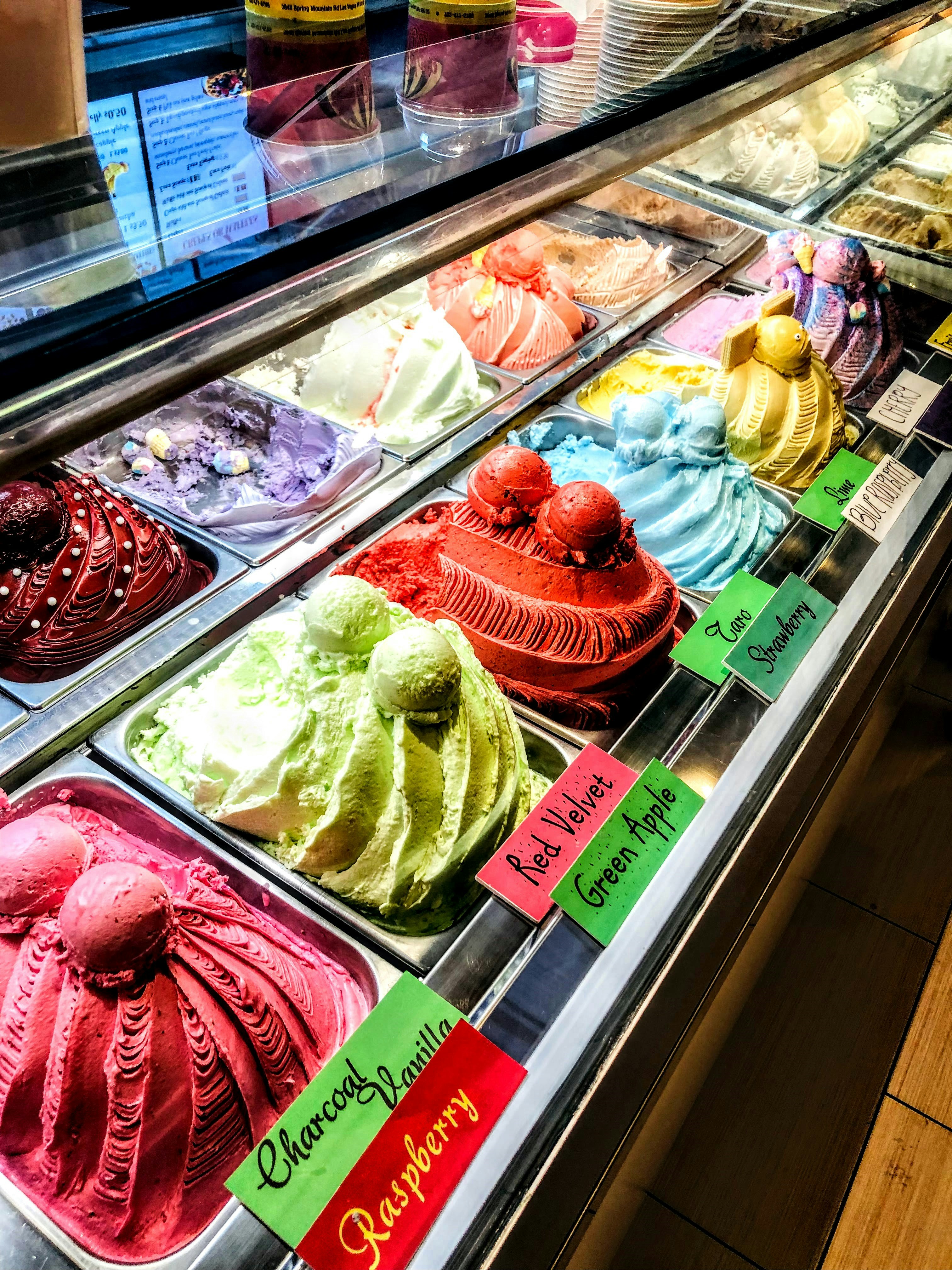 Gelato artigianale colorato con gusti innovativi, presentazione creativa e moderna