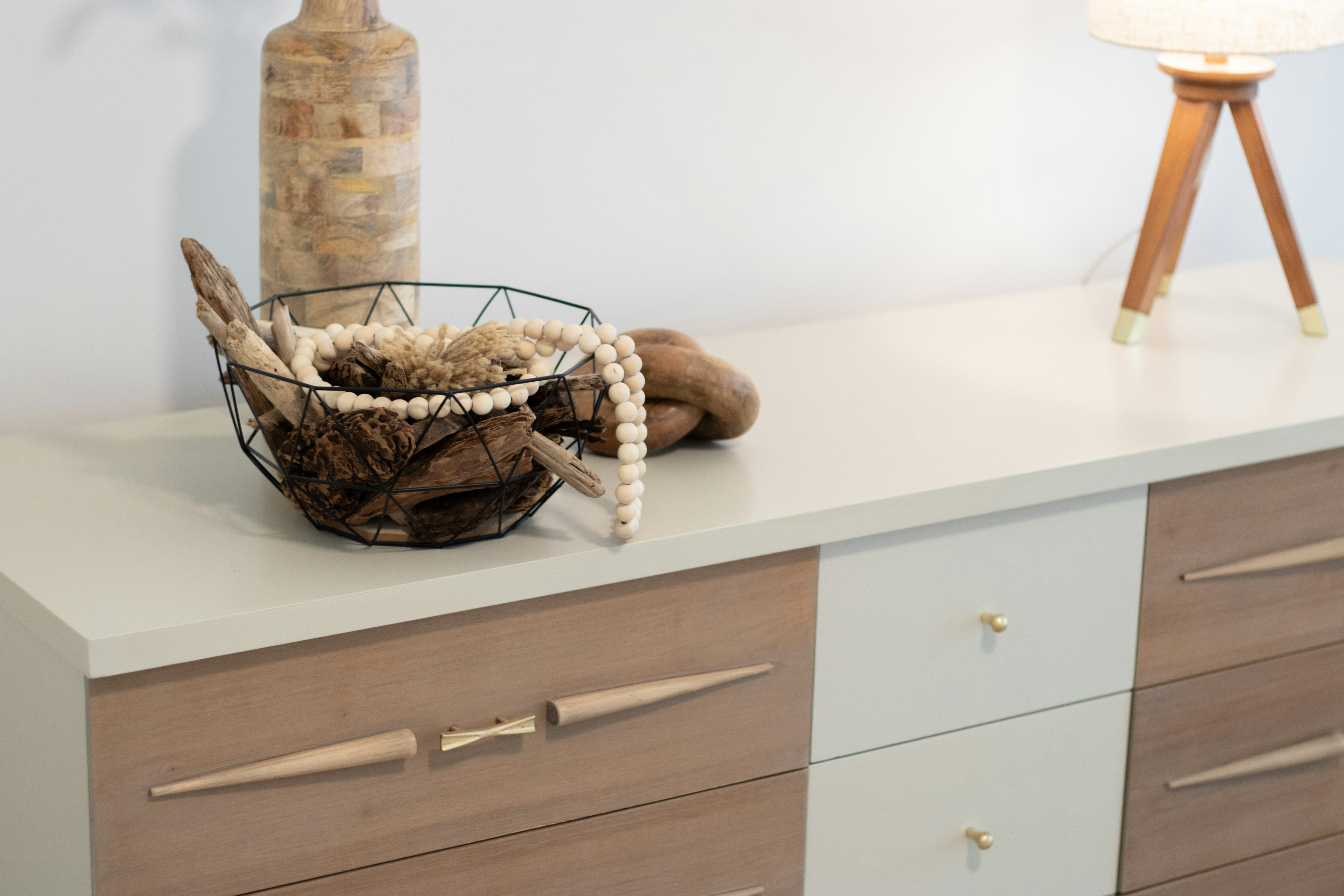 A table with a basket and a lamp on top of it