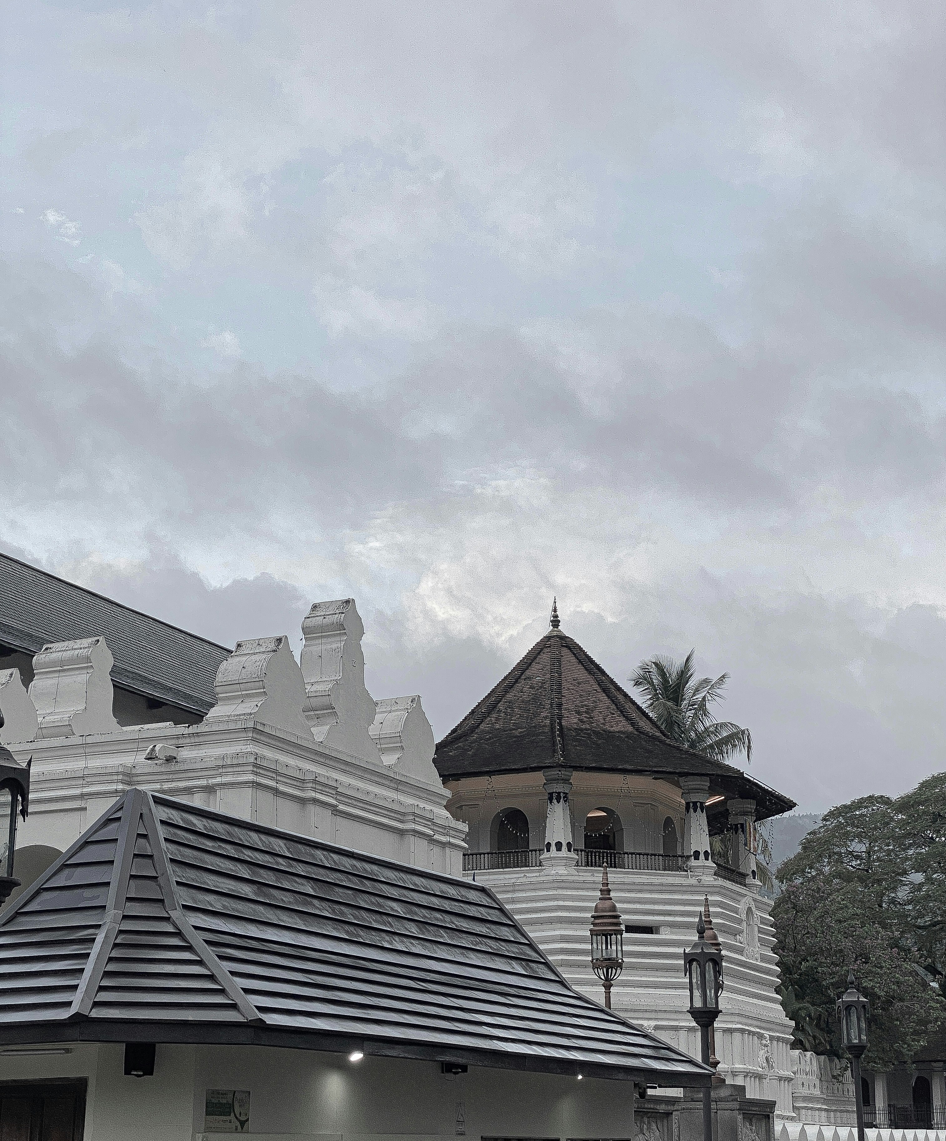 Ein großes weißes Gebäude mit einem Uhrenturm