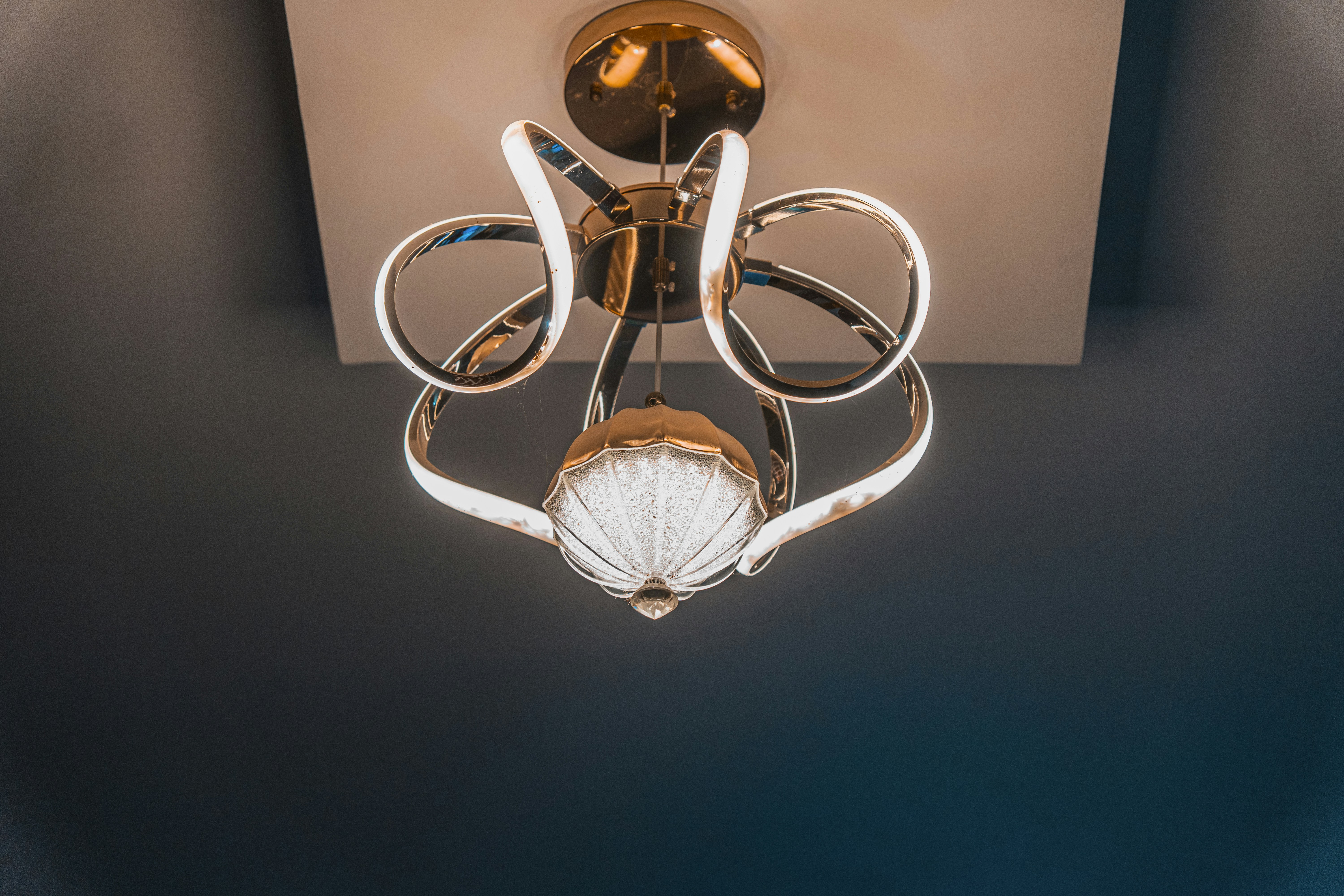 A ceiling light that is hanging from the ceiling