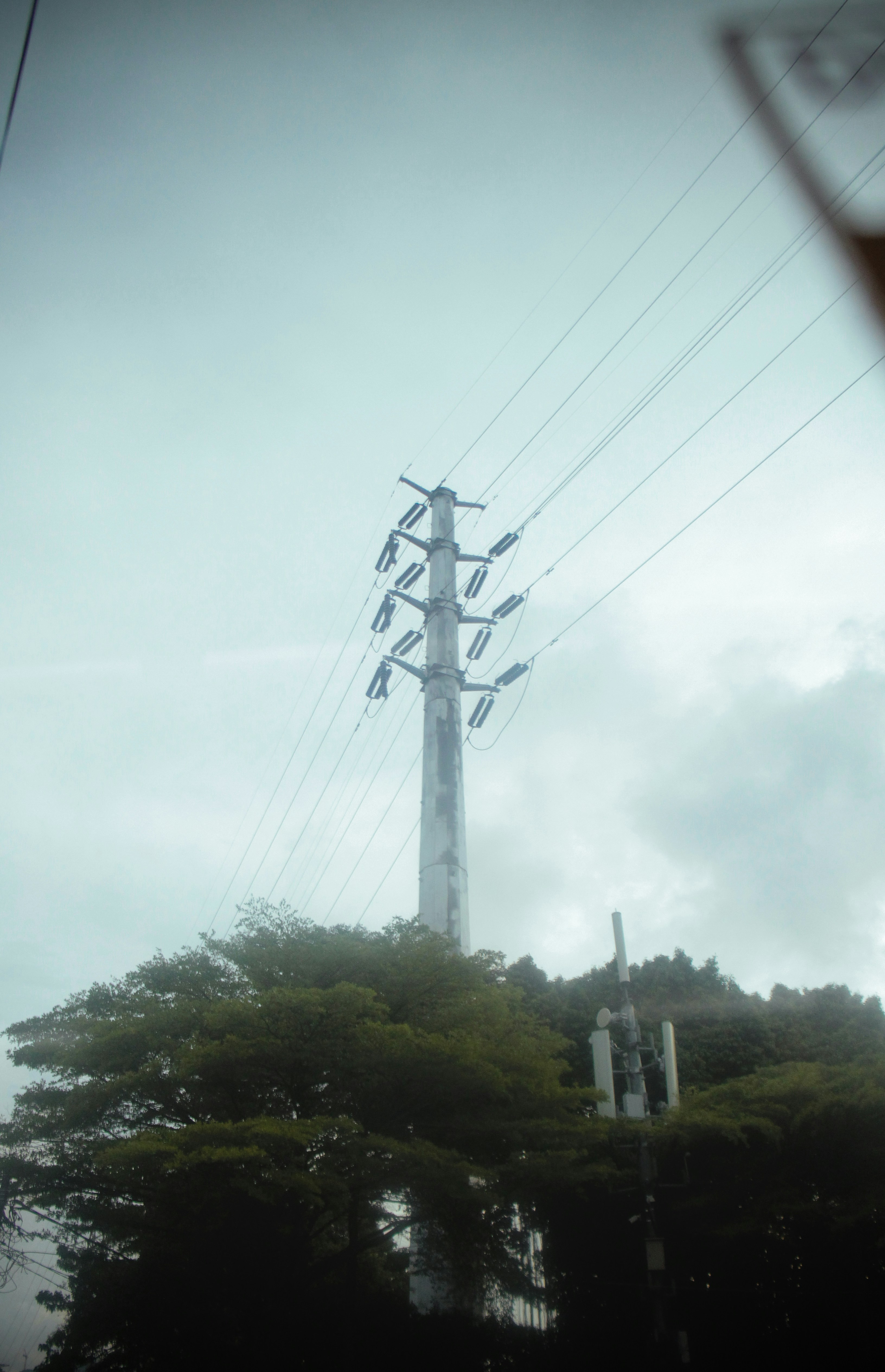 Un poste telefónico con muchos cables encima