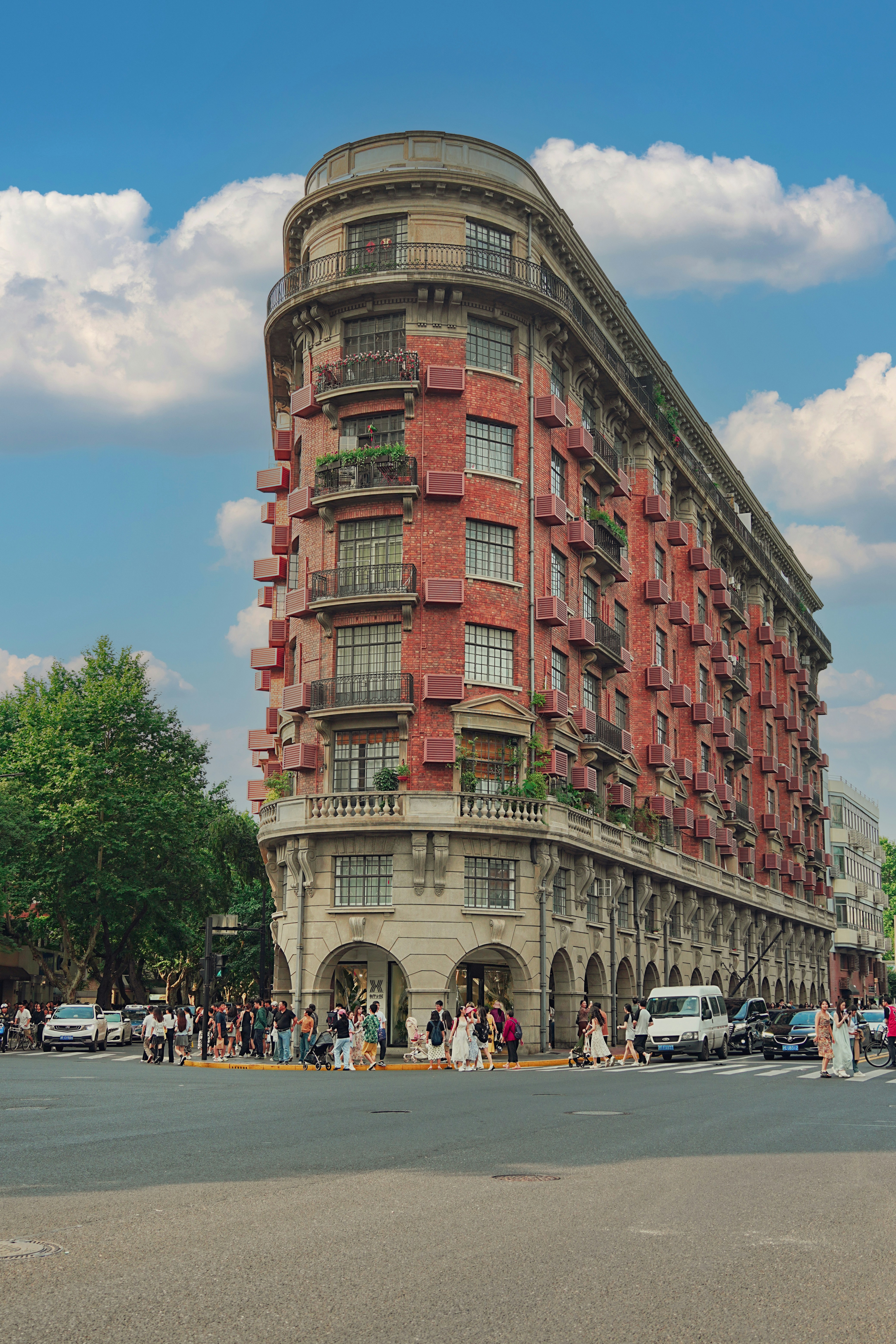 Un très grand bâtiment assis sur le bord d’une route