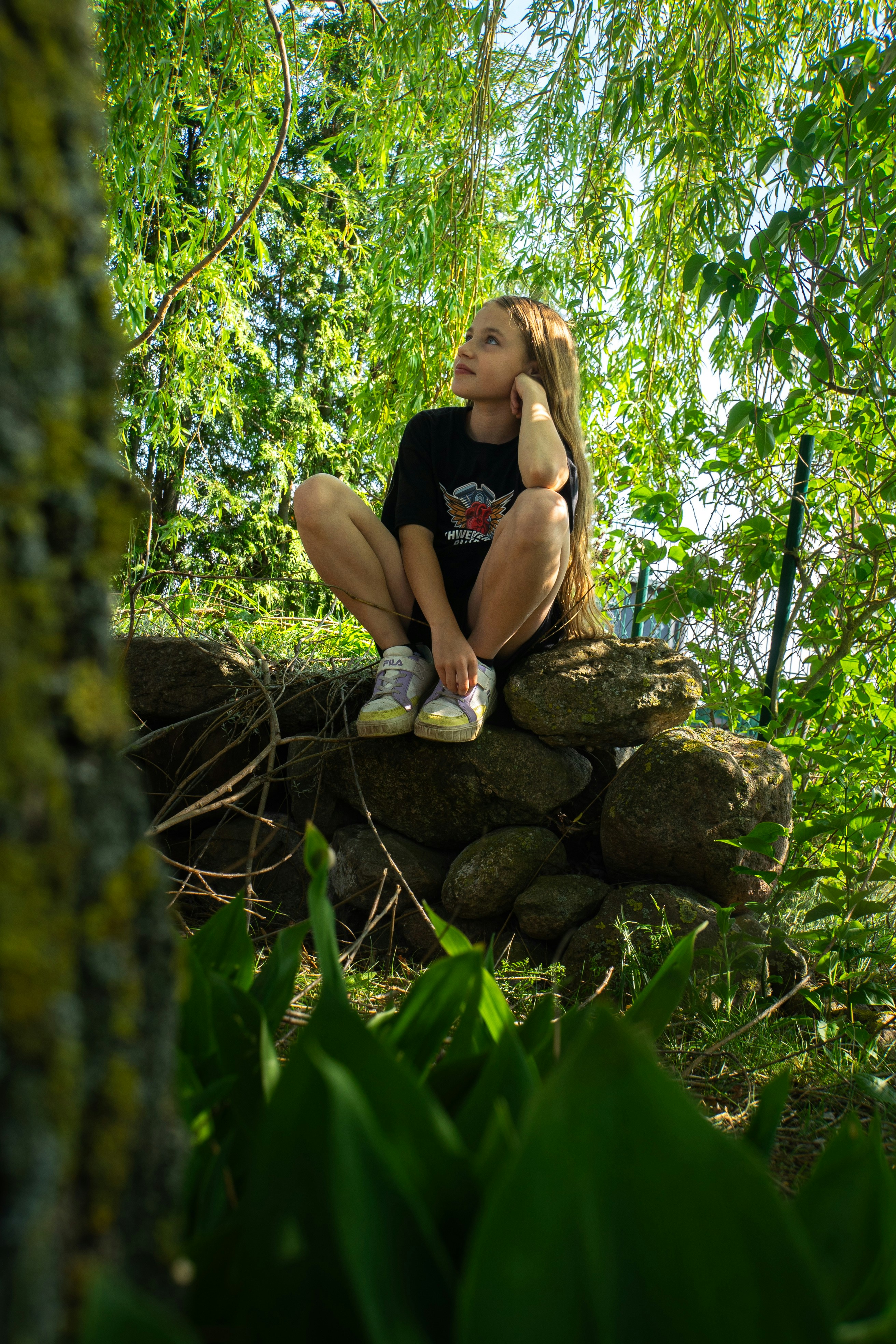 Une femme assise sur un rocher dans les bois