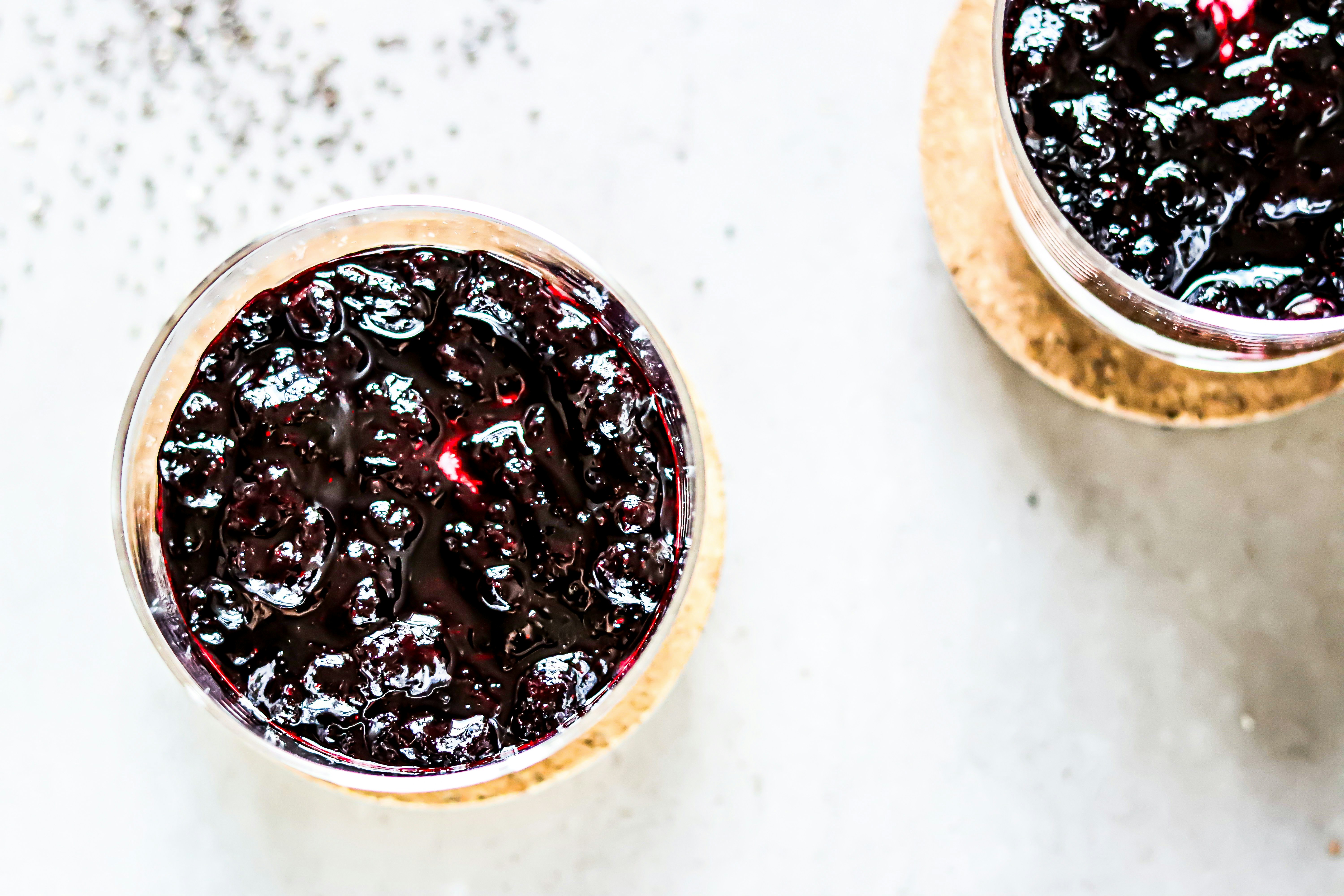 Un par de tazas llenas de arándanos encima de una mesa