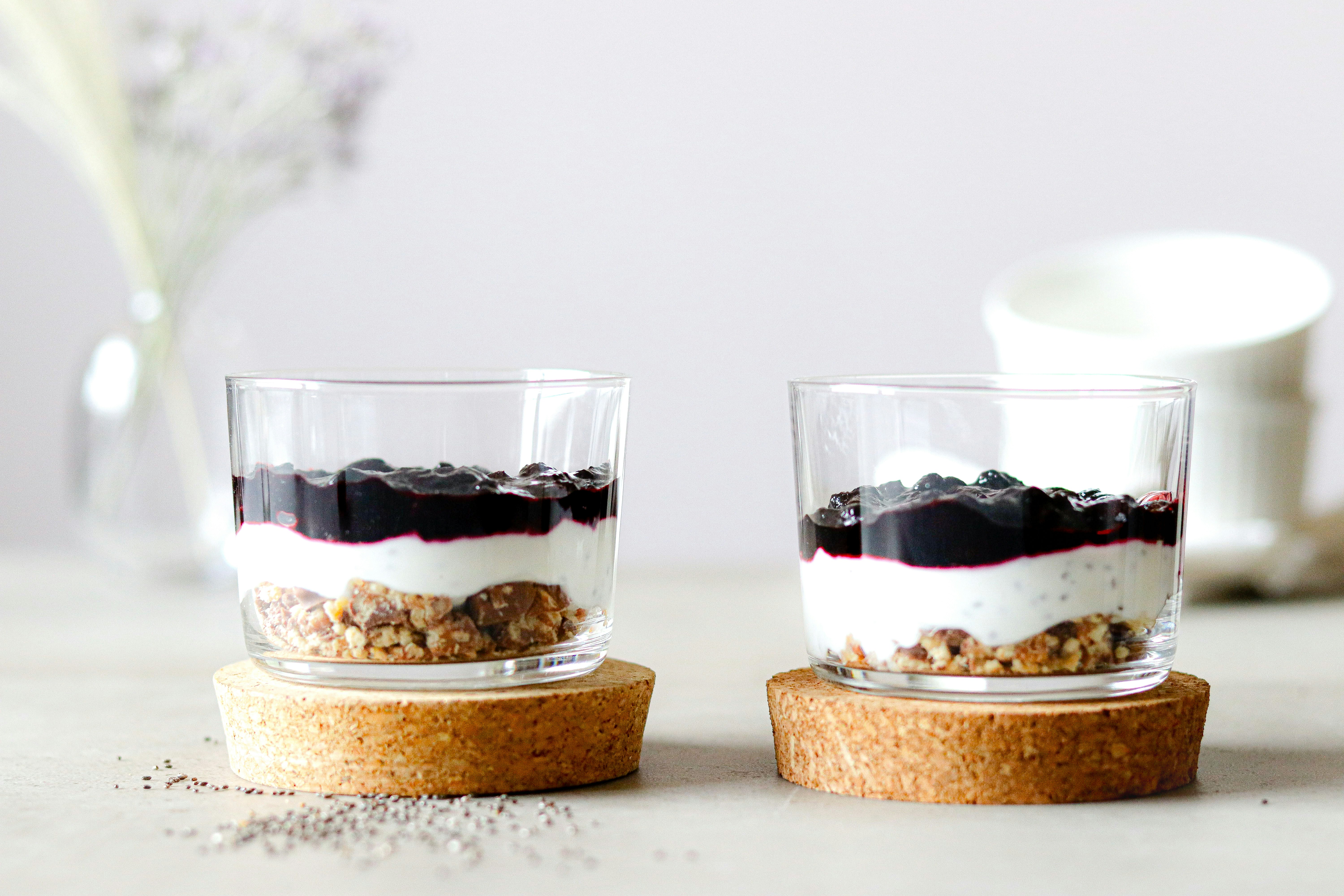 Un par de vasos llenos de comida encima de una mesa