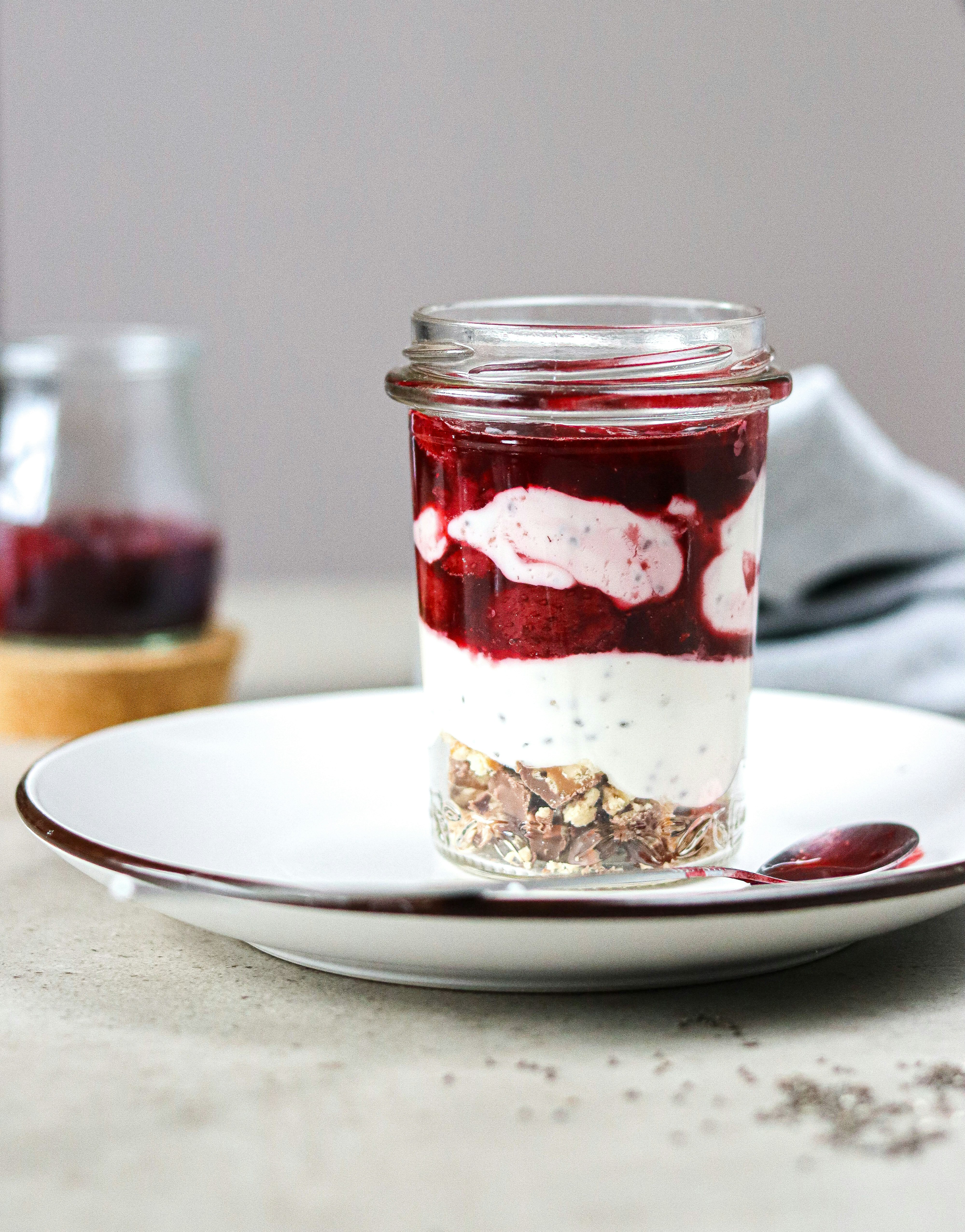 Un frasco de comida encima de un plato blanco