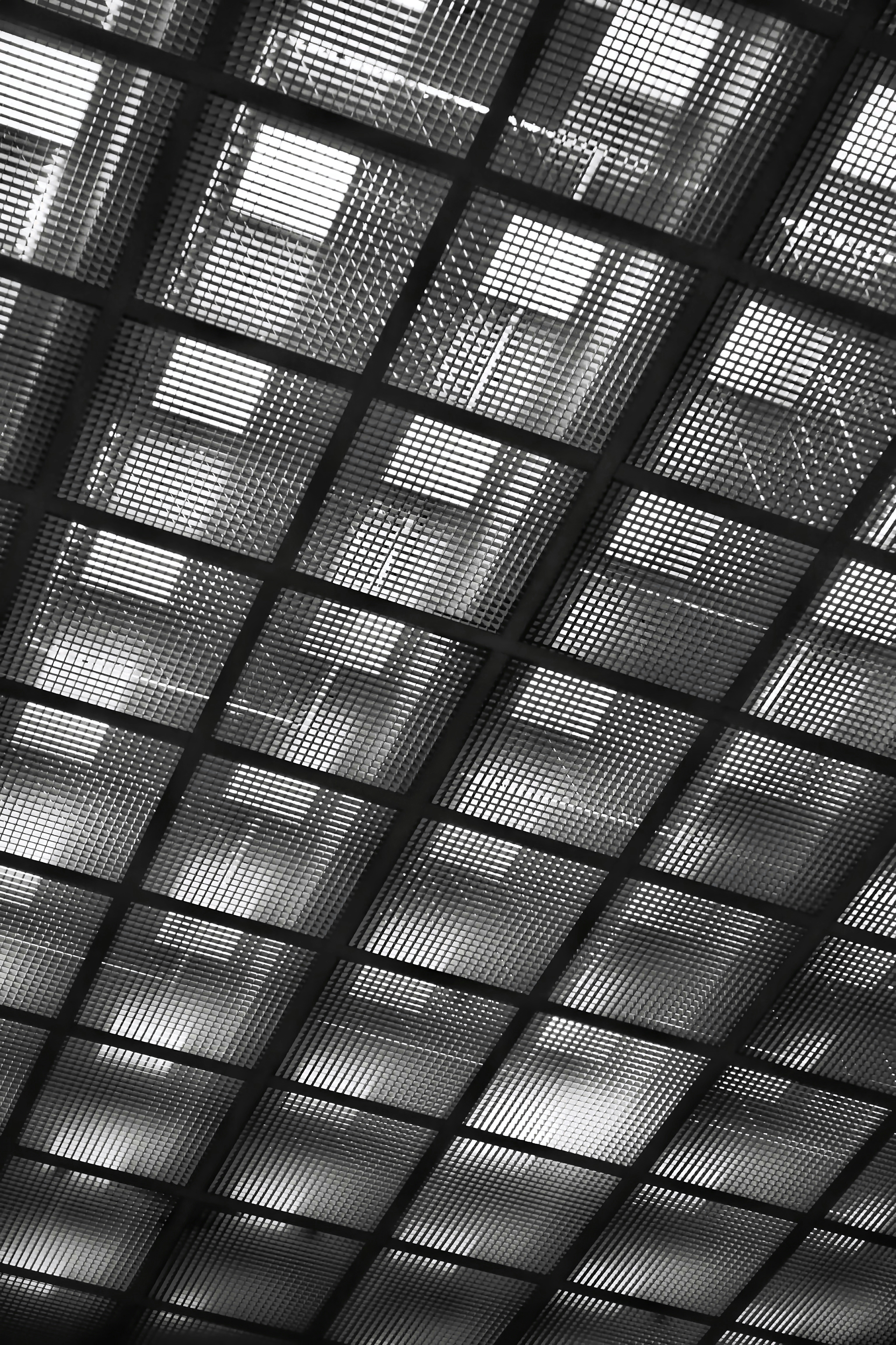 Ein Schwarz-Weiß-Foto einer Decke