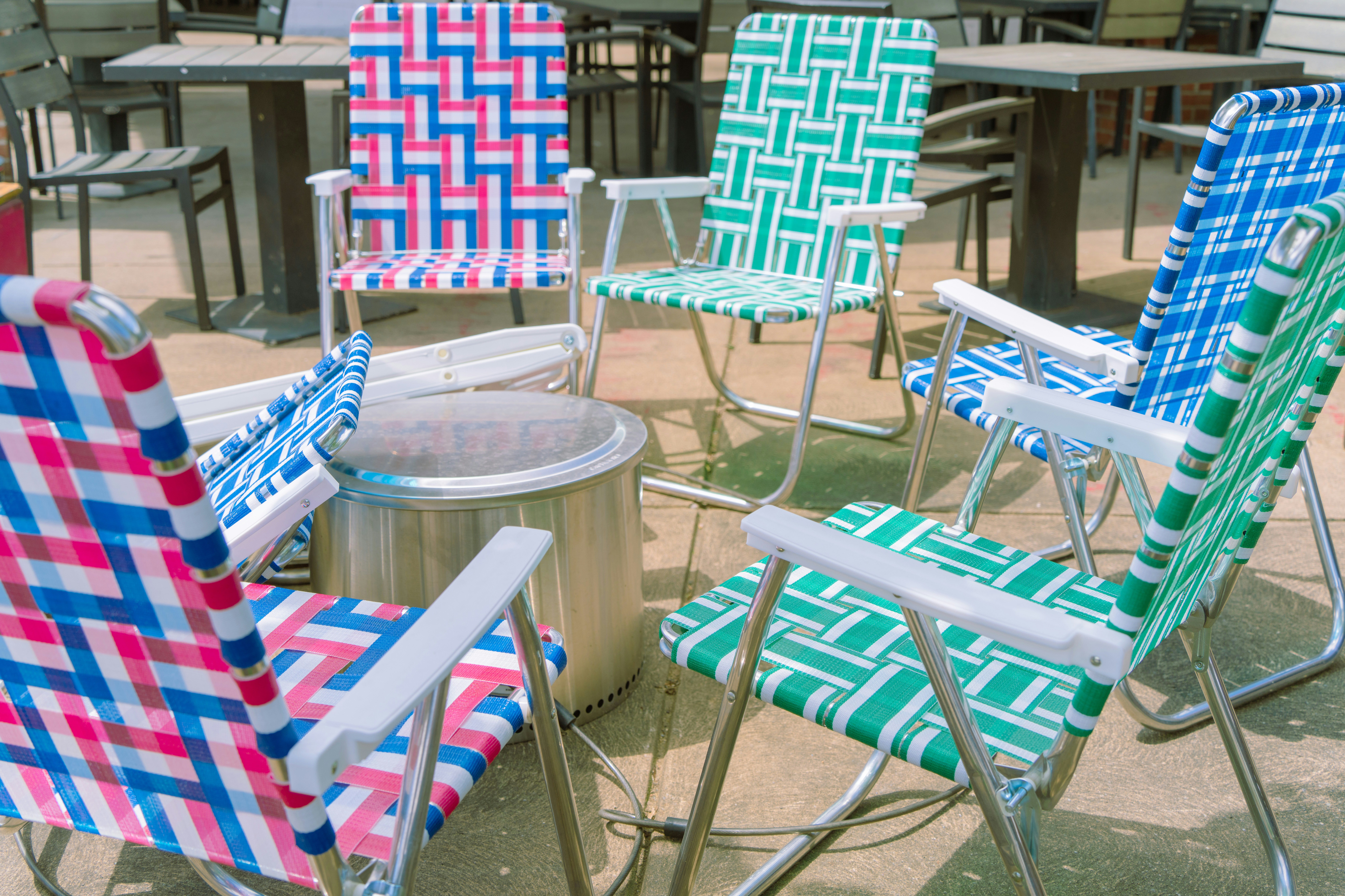 A group of lawn chairs sitting next to each other