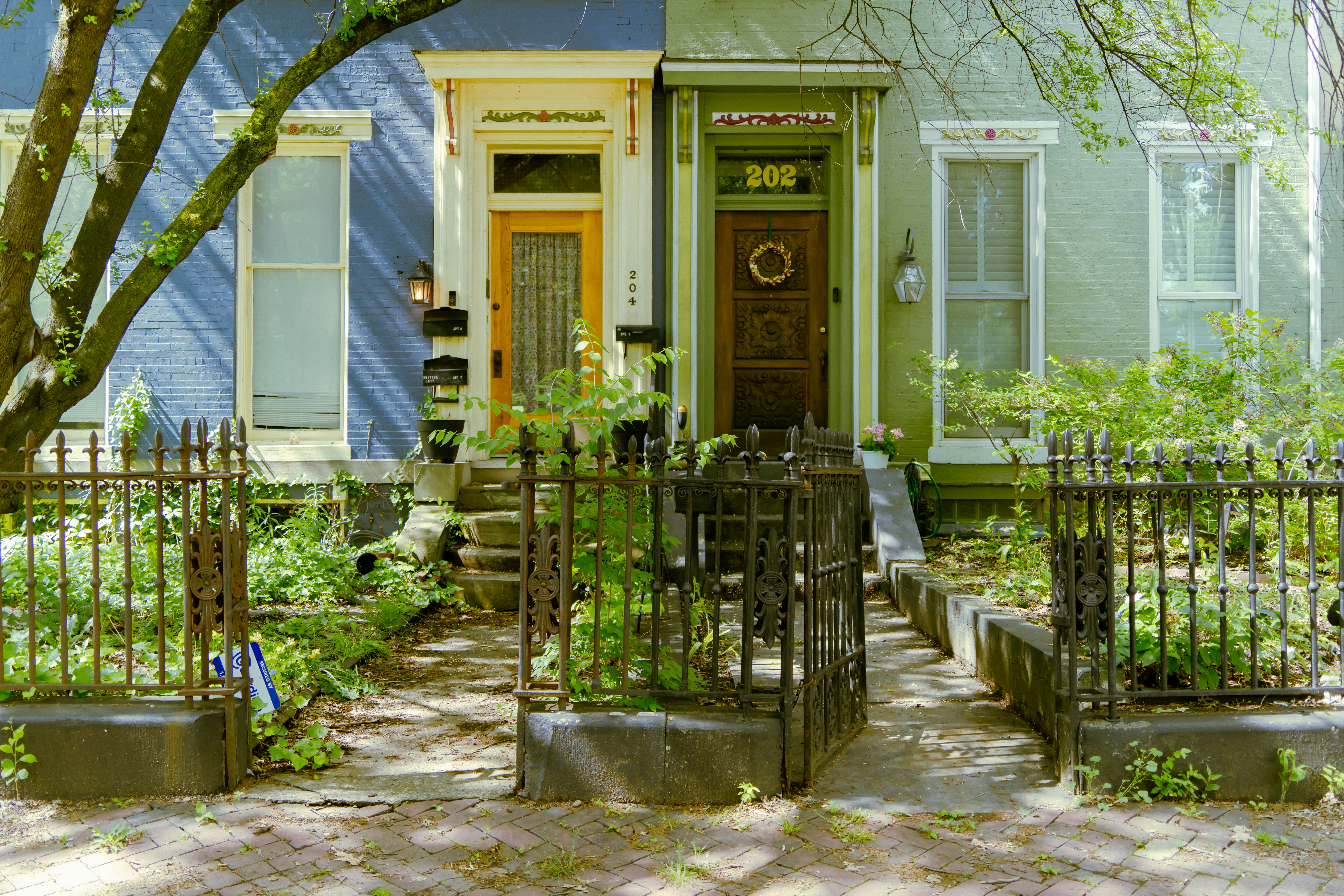 Ein Haus mit einem Tor und einem Baum davor