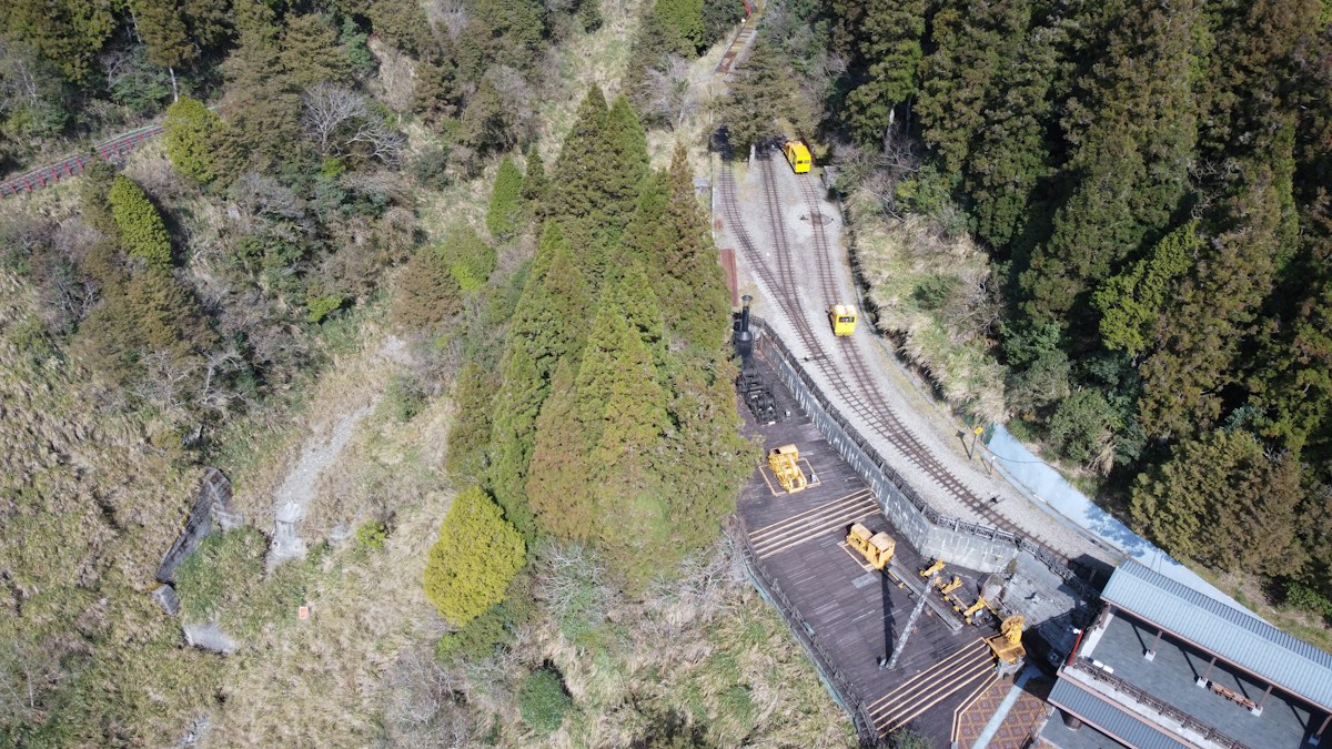 宜蘭山區森林裡的小火車軌道與車站空拍