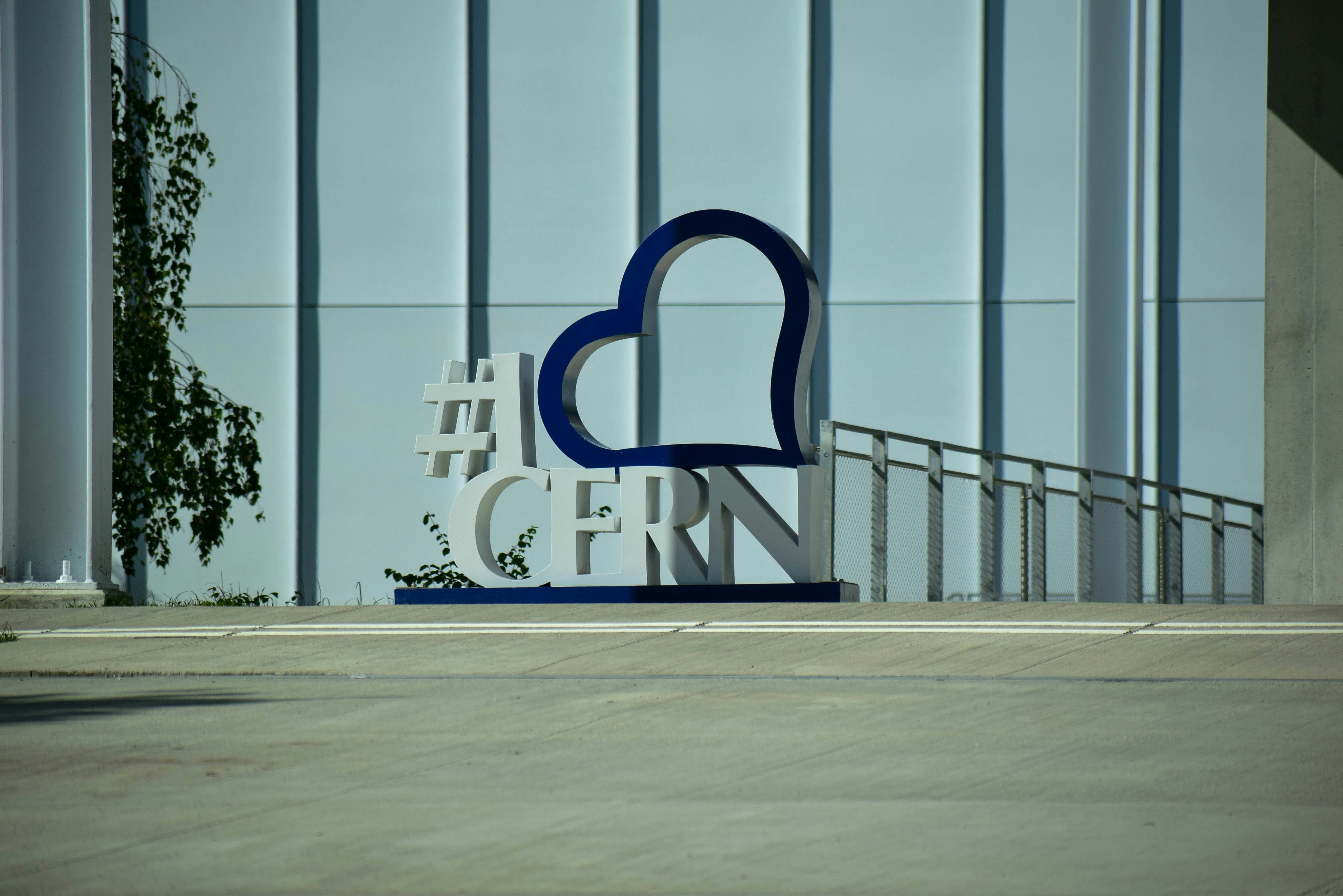 Ein großes blaues Herz an der Seite eines Gebäudes