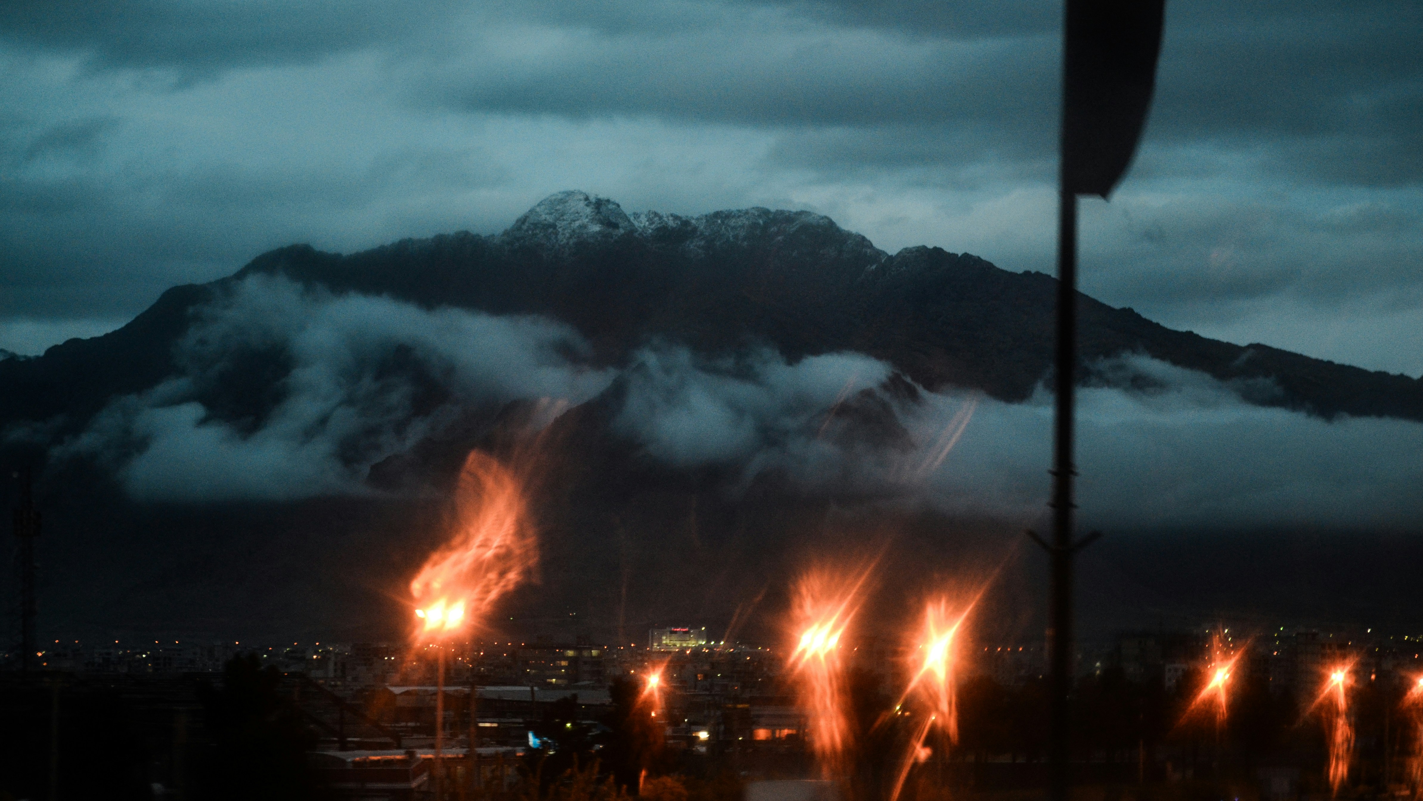 Un gruppo di persone in piedi davanti a un fuoco