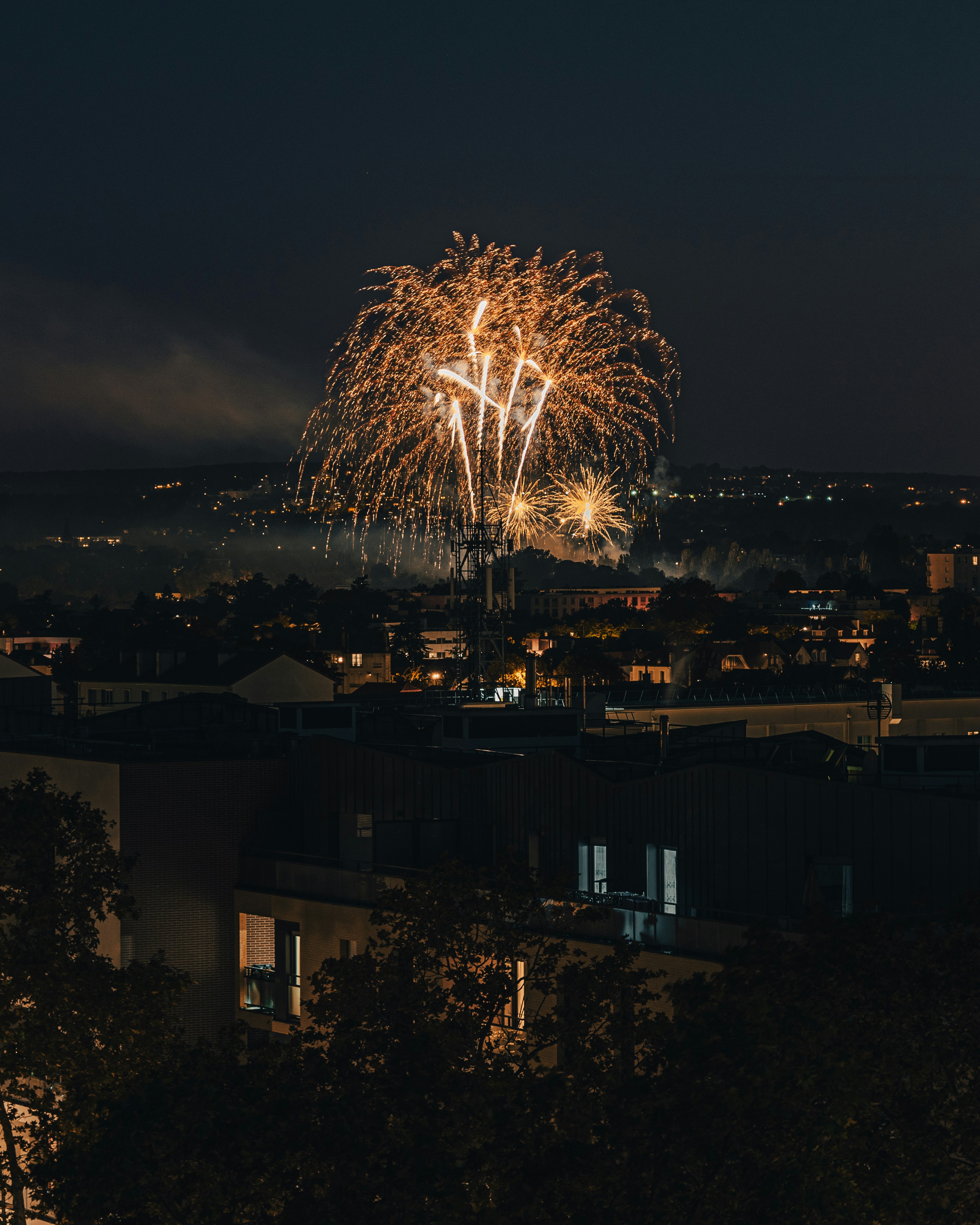 Un feu d’artifice dans le ciel nocturne au-dessus d’une ville