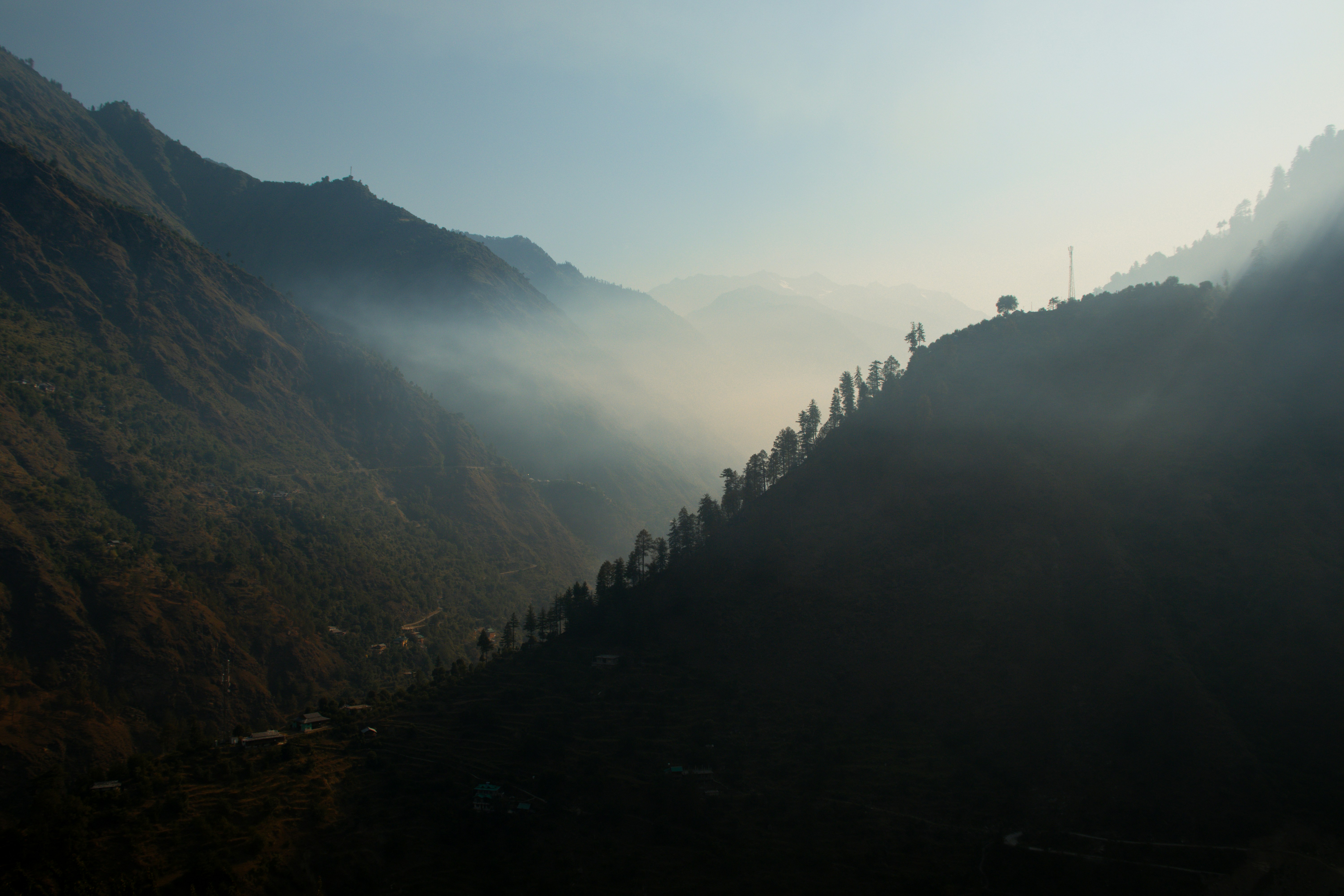 Die Sonne scheint durch die nebligen Berge
