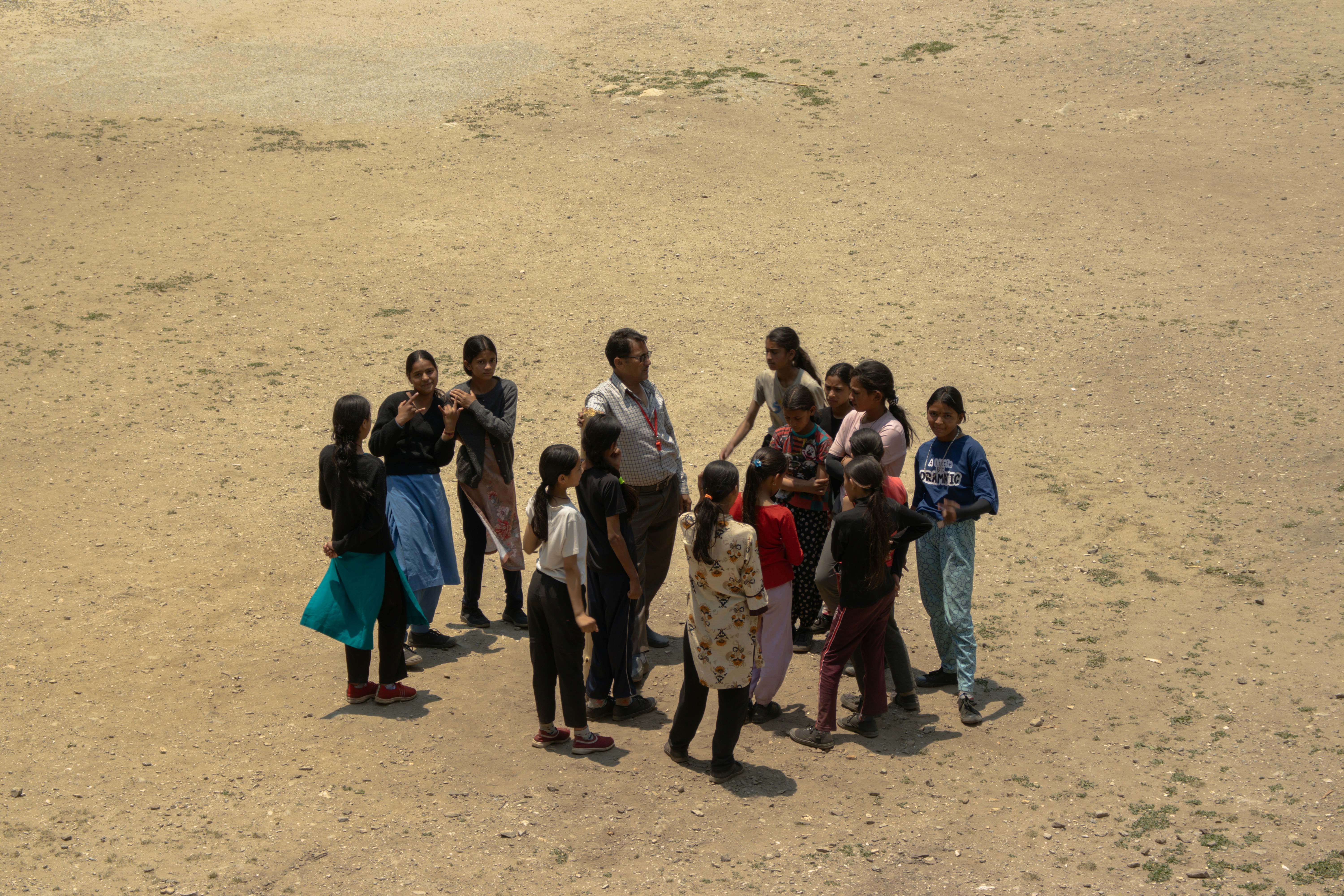 Un grupo de personas de pie en medio de un desierto