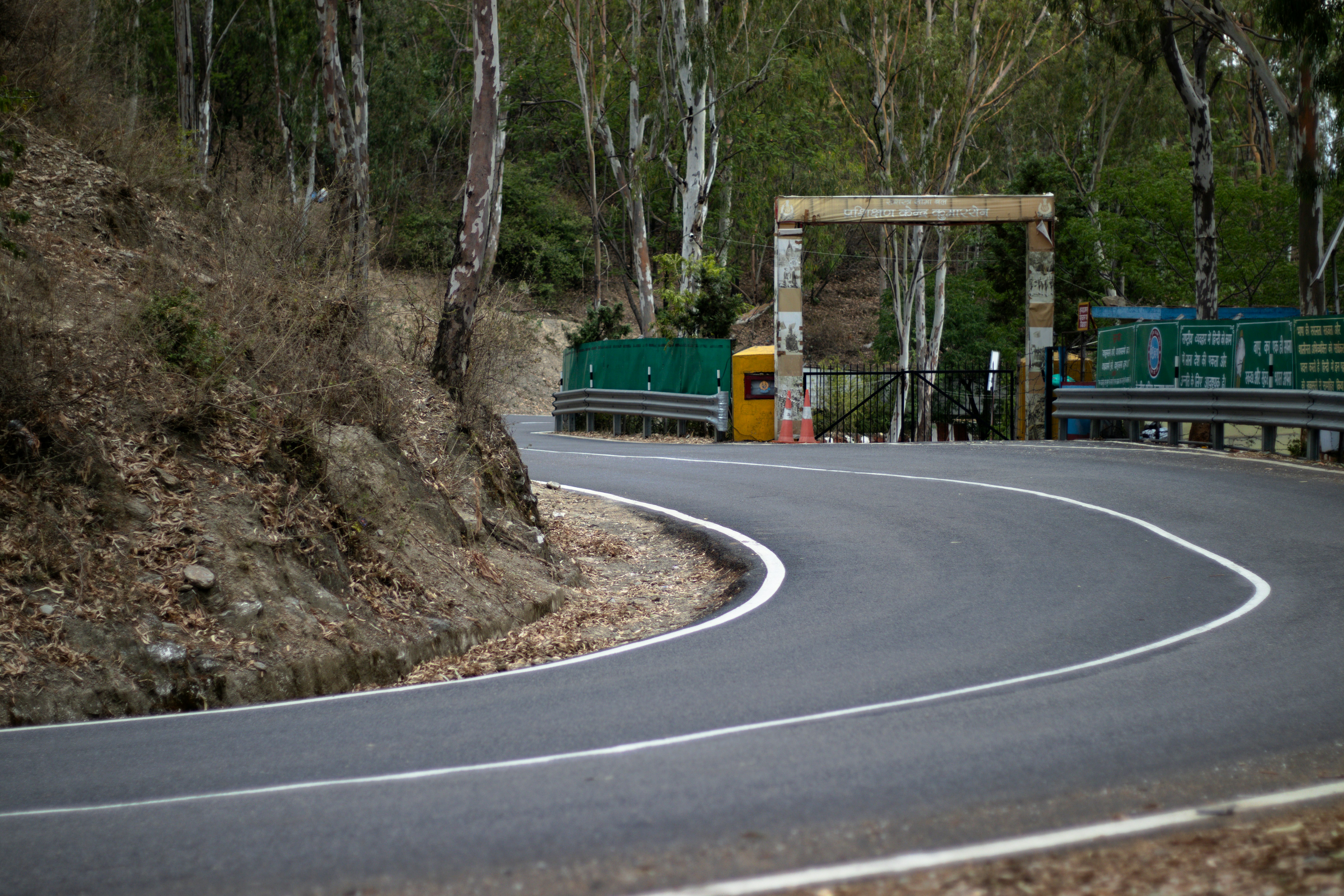 Un virage sur la route avec un panneau sur le côté