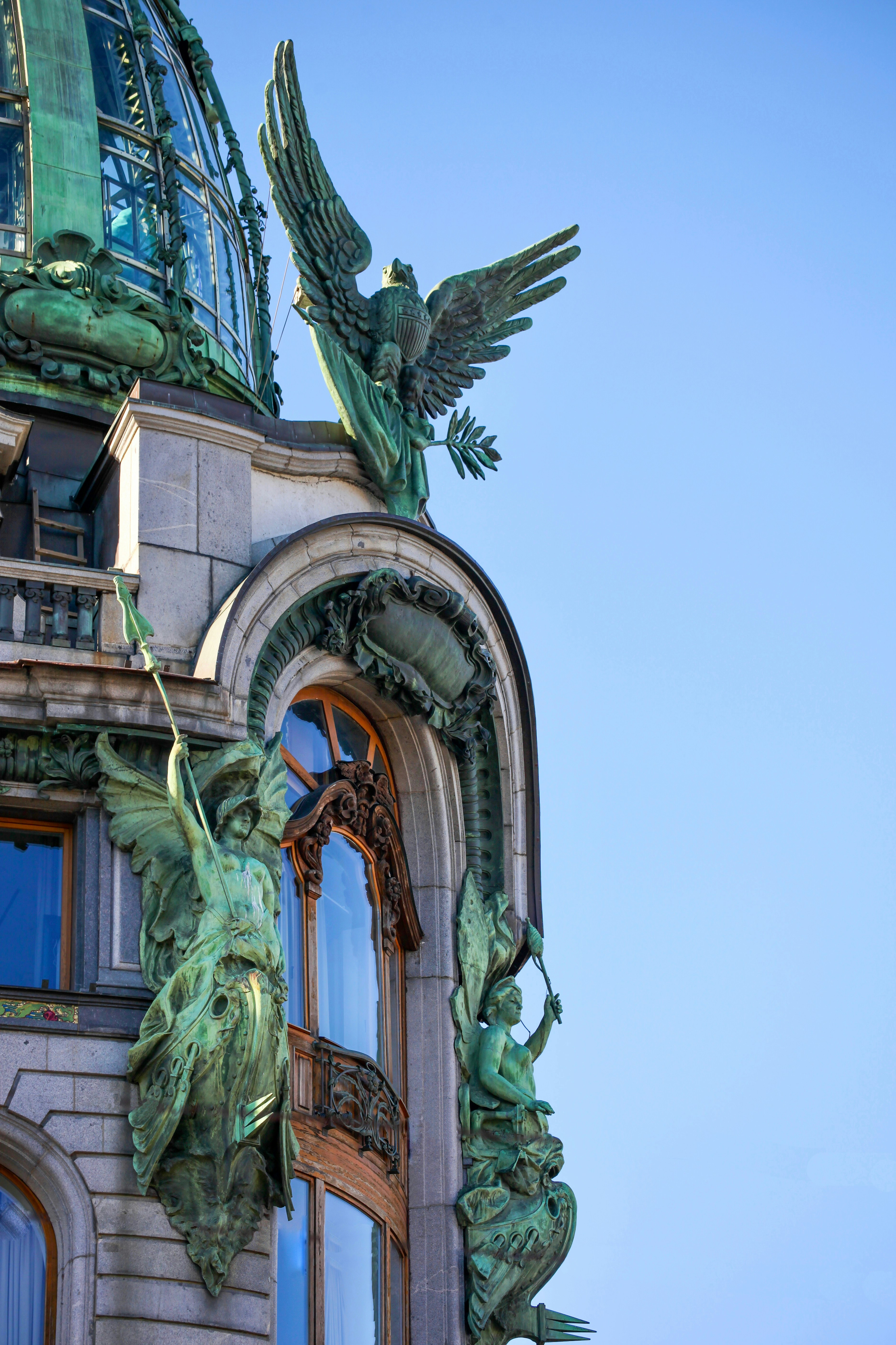 photo-1719159175642-3728212613a5?ixid=M3