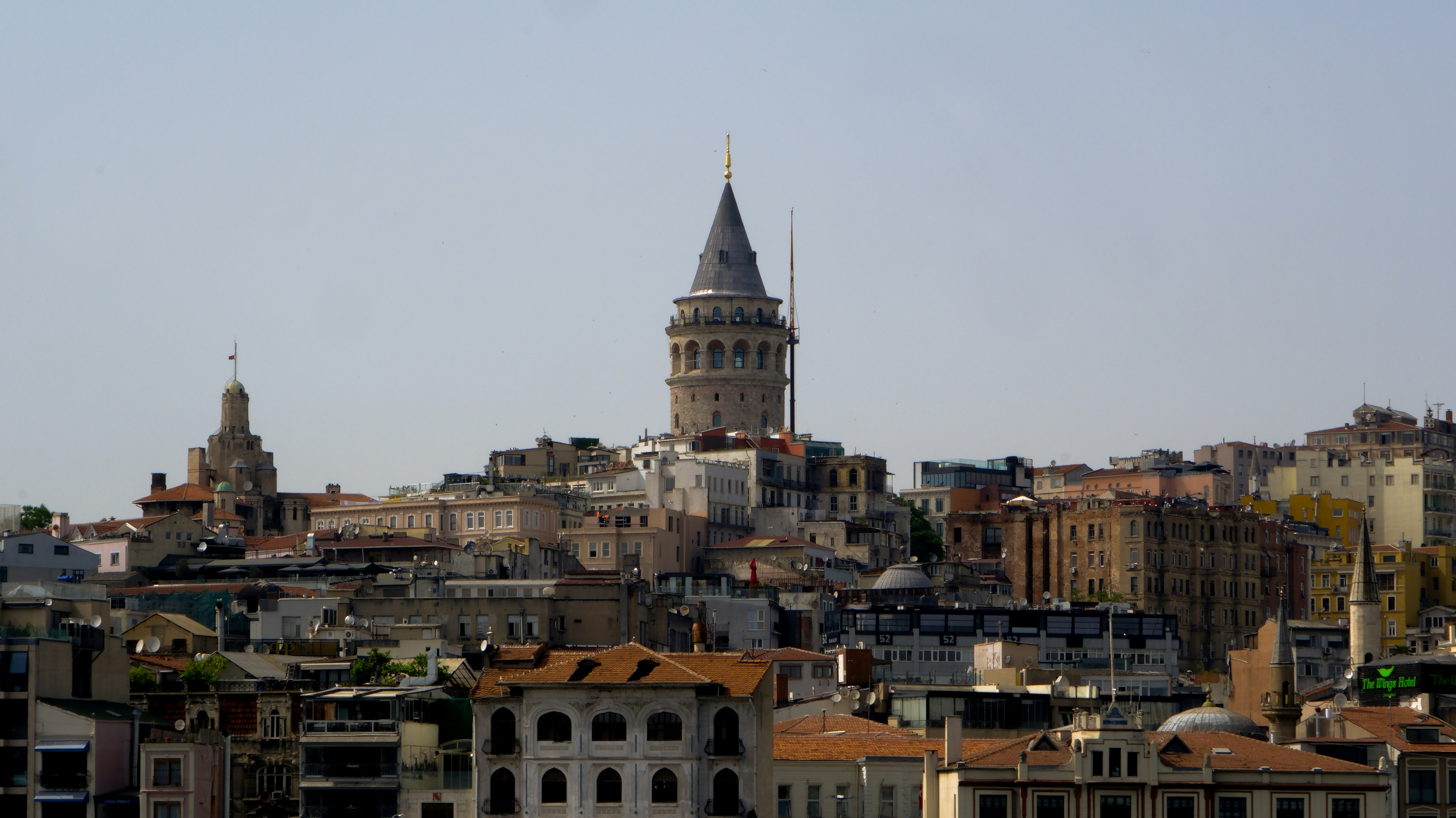 Una veduta di una città con una torre dell'orologio