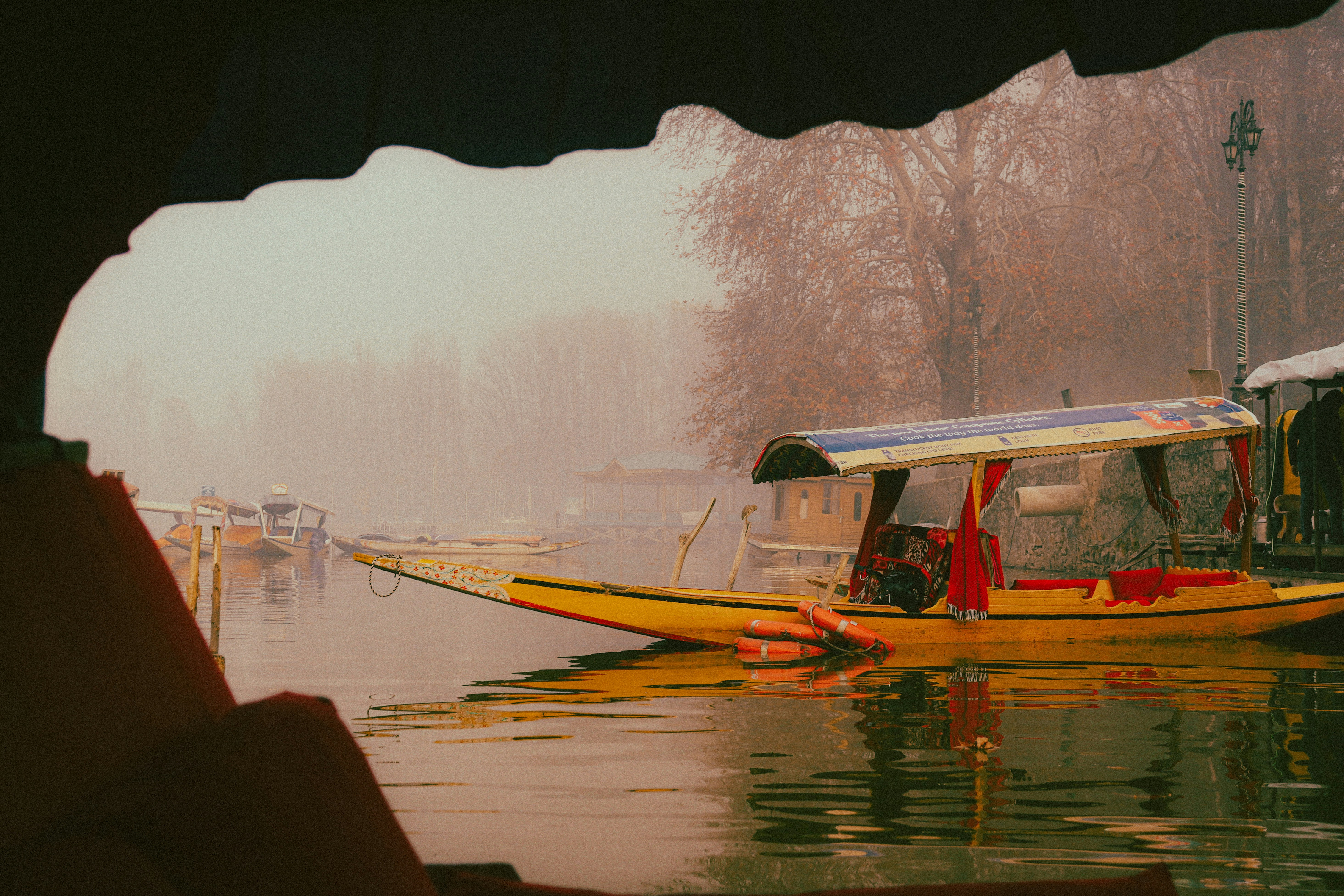 Un bateau jaune flottant au-dessus d’une rivière