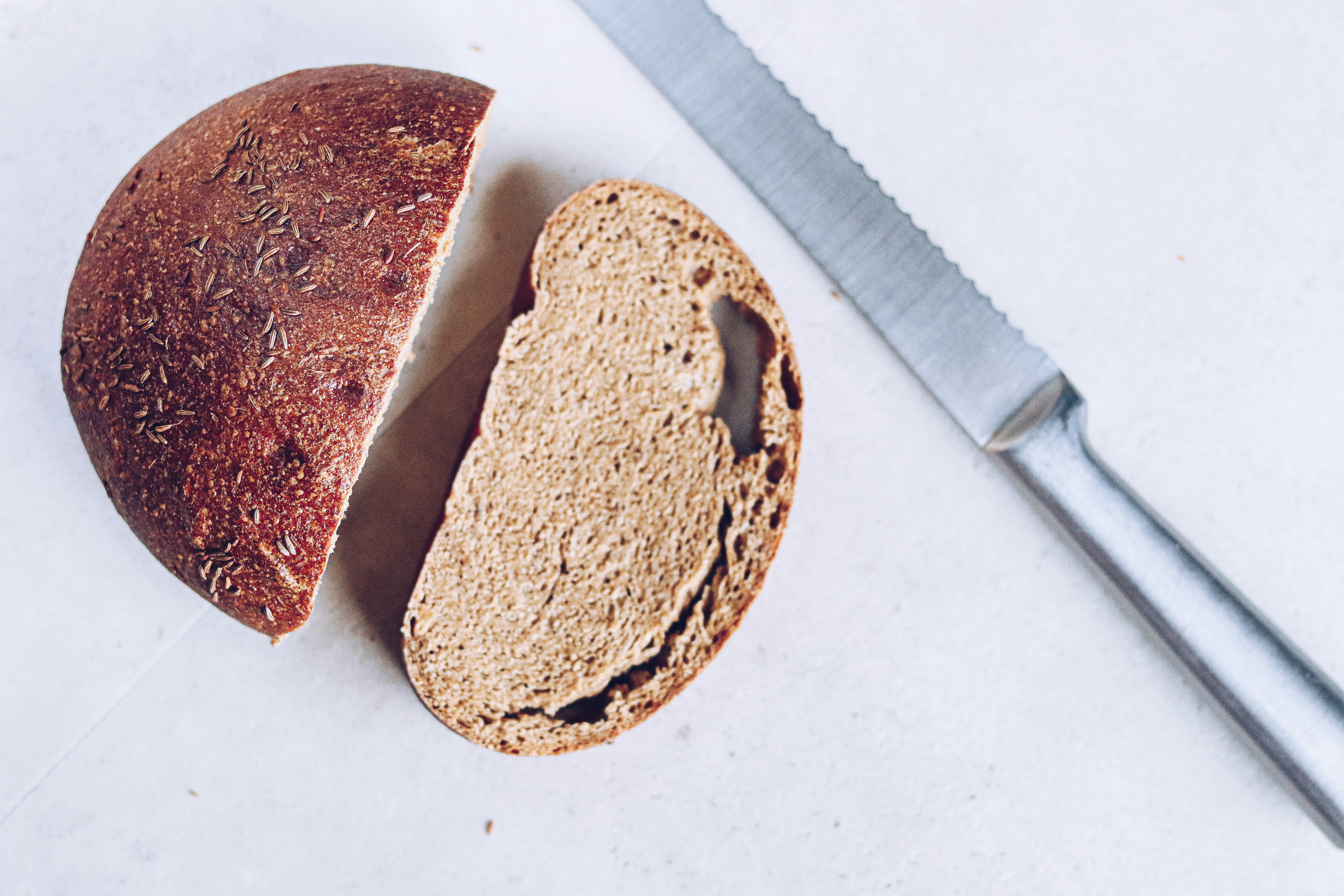 Un pedazo de pan junto a un cuchillo