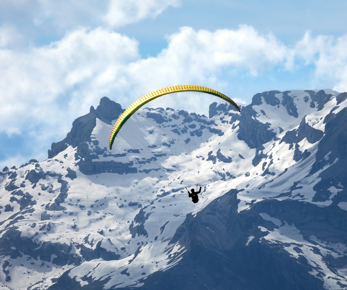 Parapente biplace en vol au-dessus de la vallée du Grésivaudan, près de Grenoble