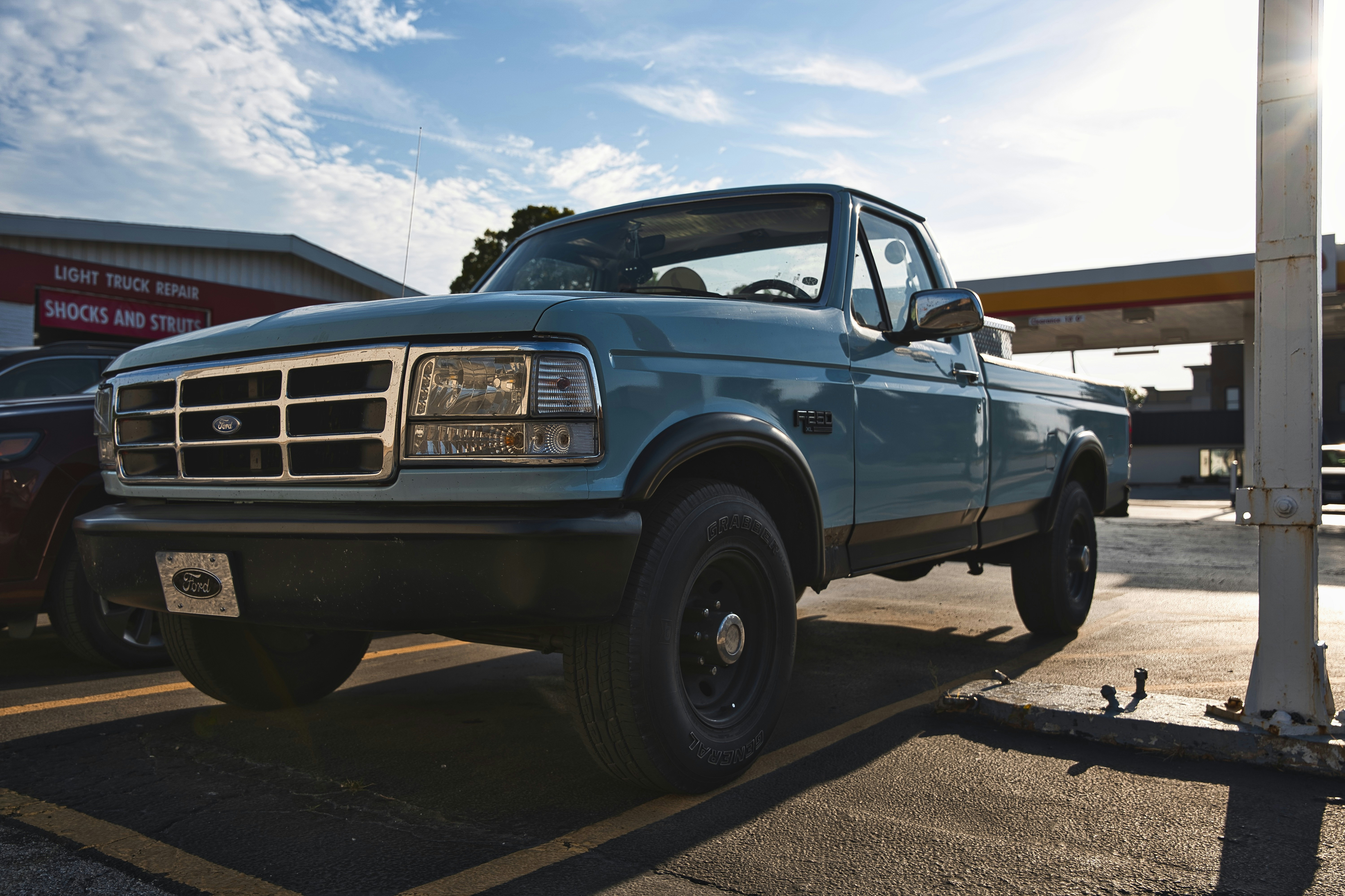 Uusi idea sähköautoilun edistämiseksi: bensiinitankkaus hitaammaksi?