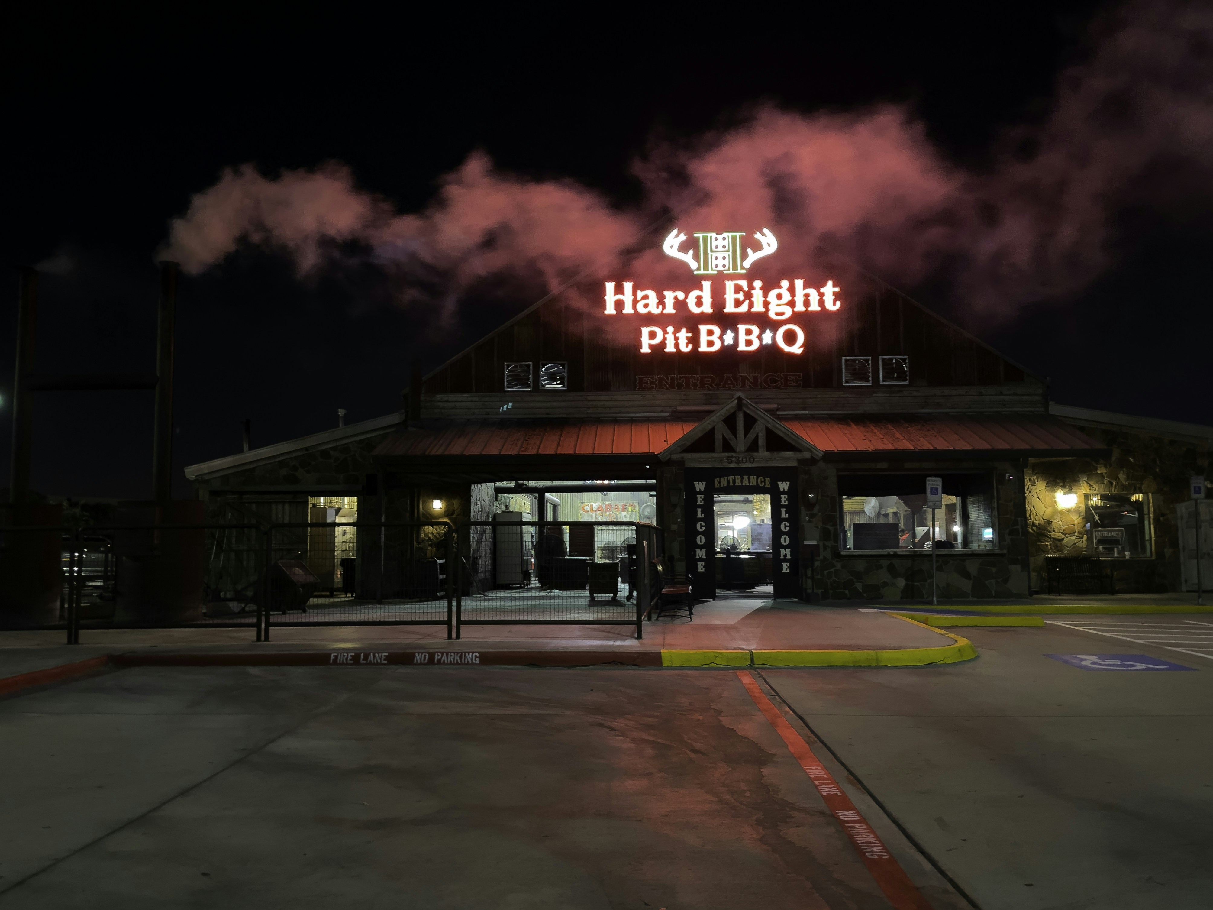 연기가 뿜어져 나오는 빨간색과 흰색의 건물