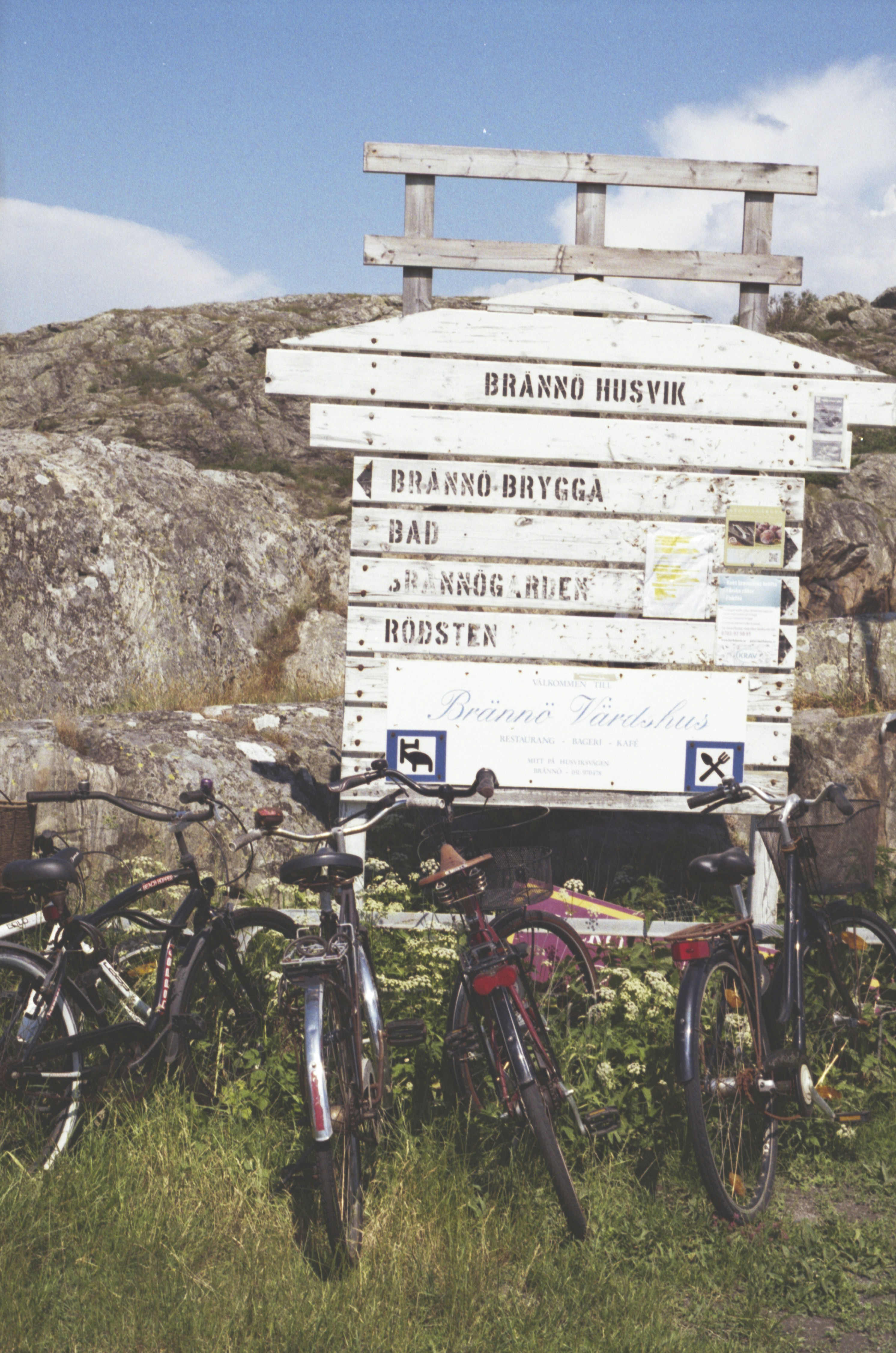 A bunch of bikes that are sitting in the grass