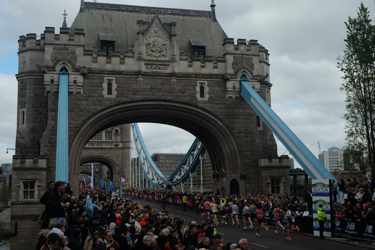 Corredores cruzando el Tower Bridge durante el Maratón de Londres