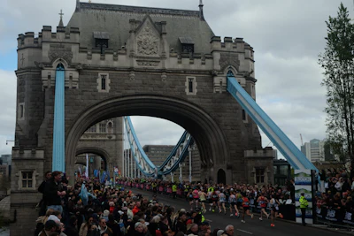 Corredores cruzando el Tower Bridge durante el Maratón de Londres
