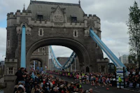 Corredores cruzando el Tower Bridge durante el Maratón de Londres