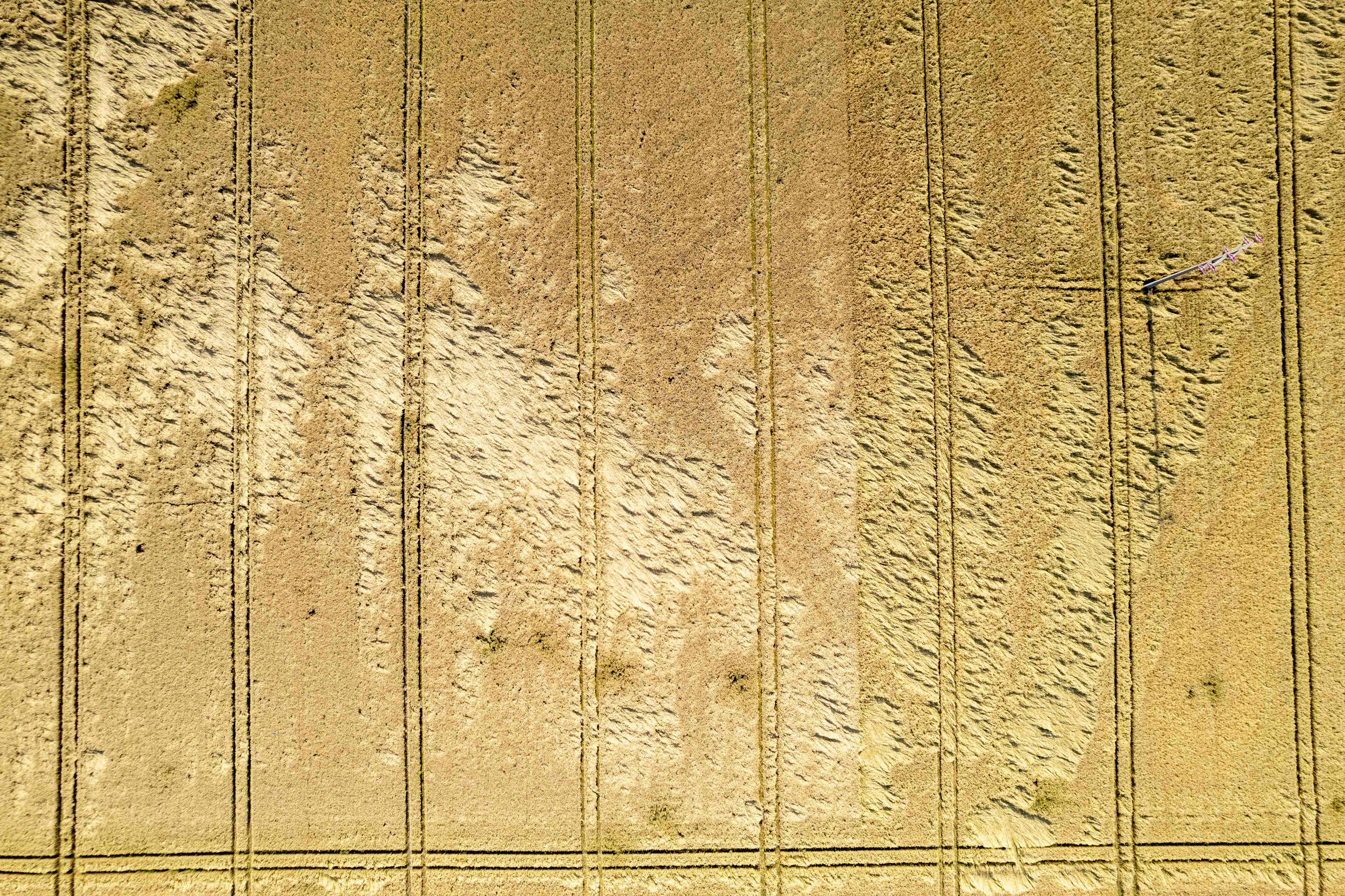 A picture of a wall that is very dirty