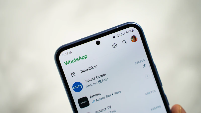 WhatsApp ouvert sur un téléphone, symbolisant un chatbot de commande