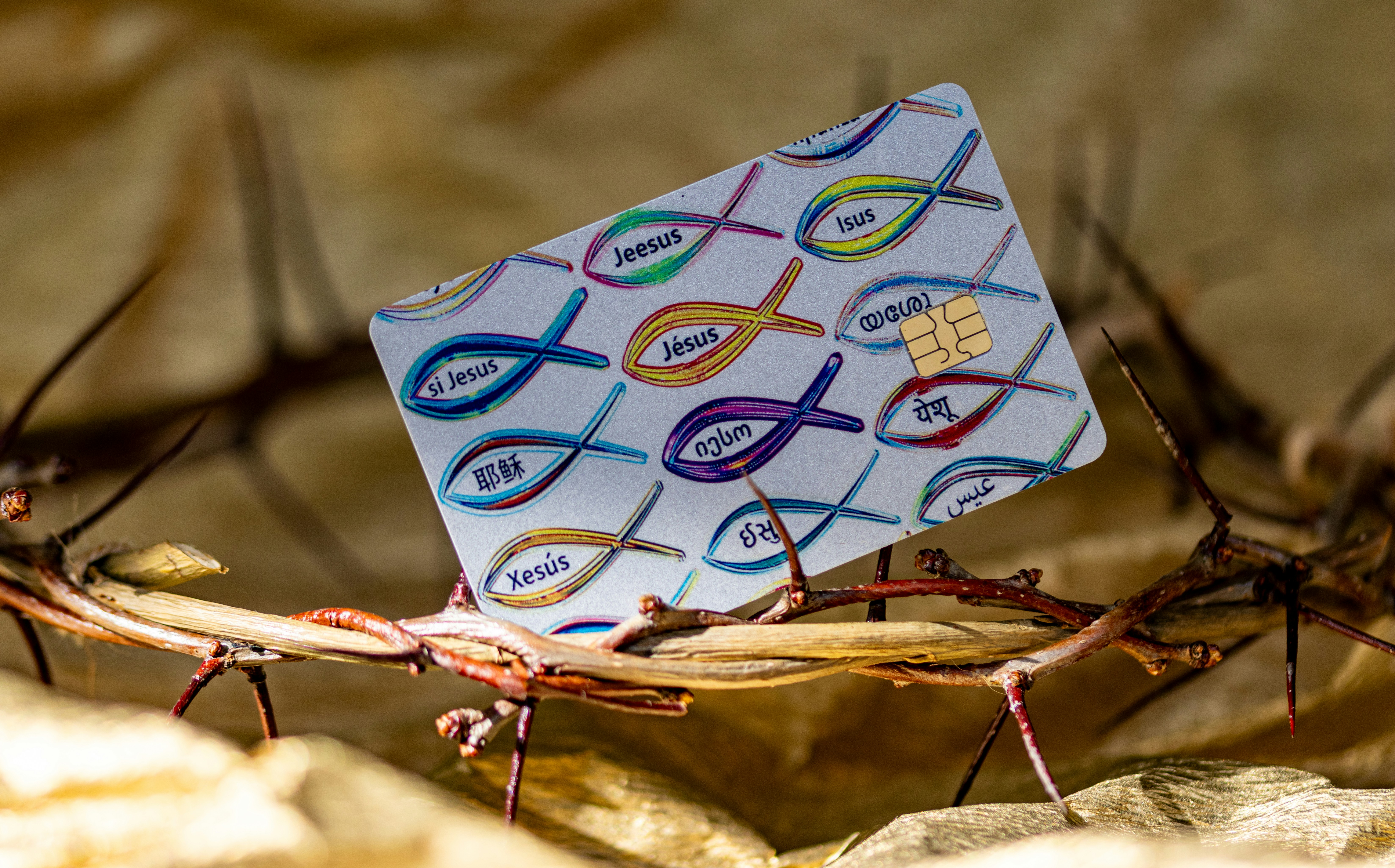 Un pedazo de papel sentado encima de una corona de espinas