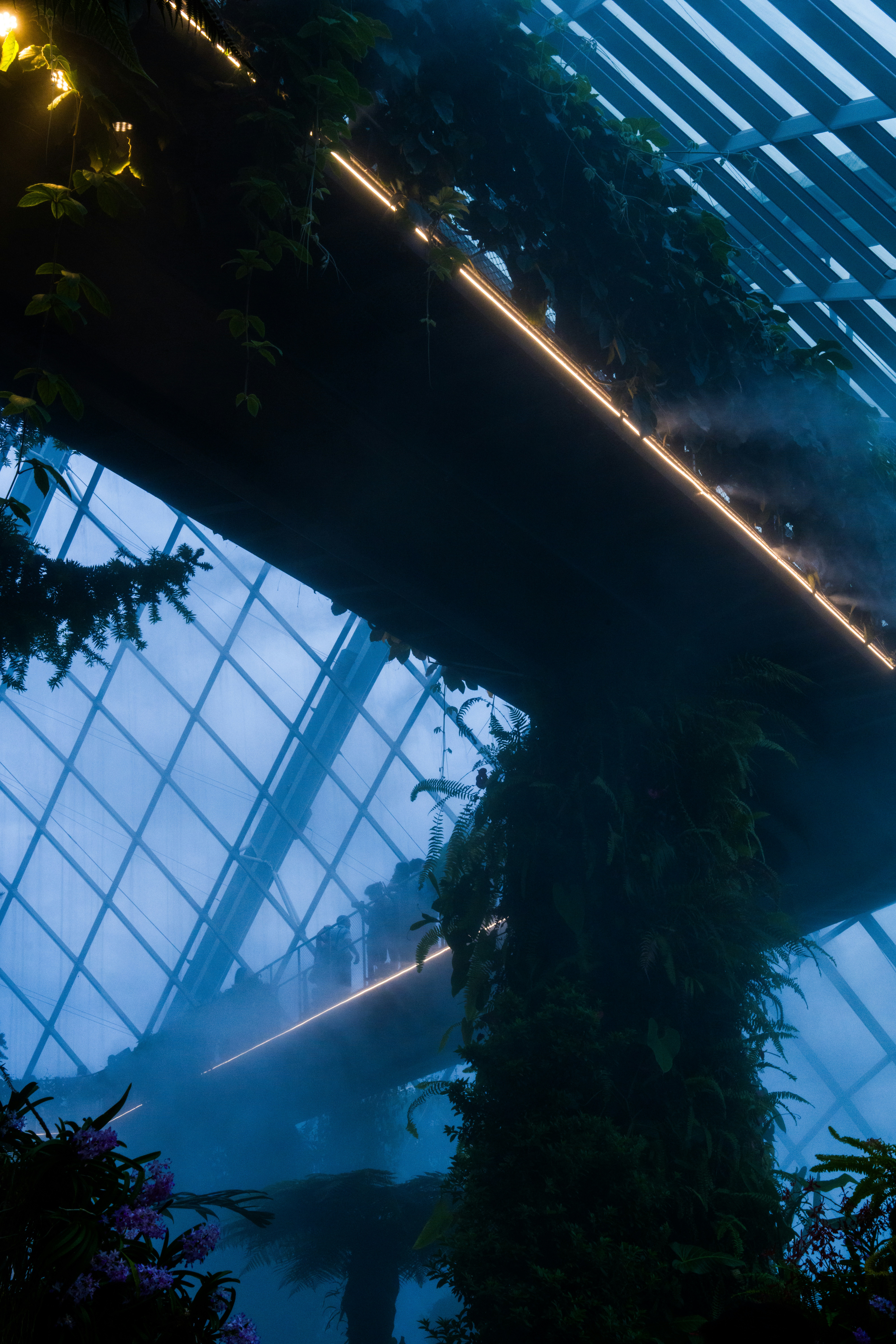 Um edifício muito alto com muitas plantas crescendo sobre ele