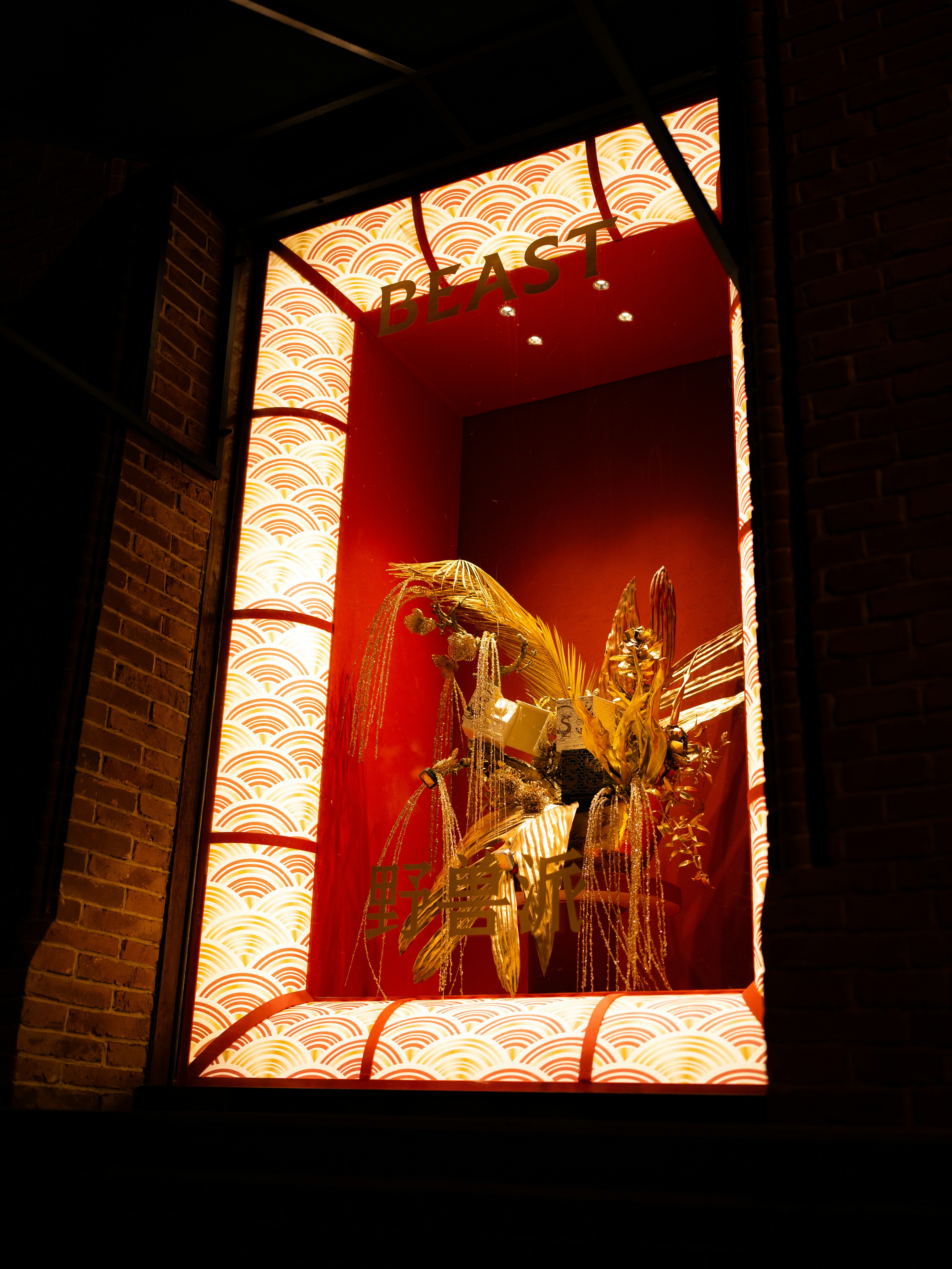 Ein Fenster, in dem sich eine Statue befindet