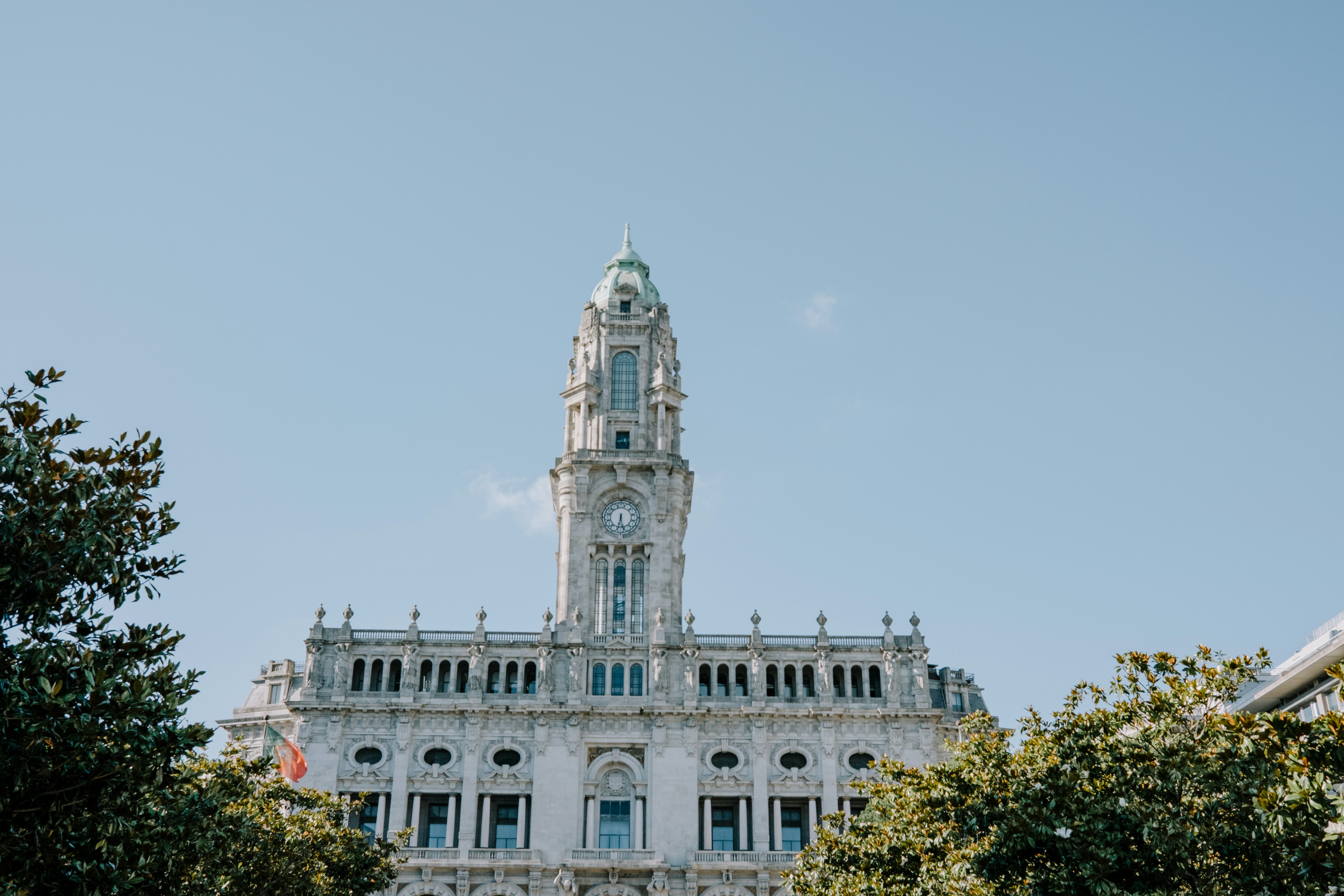 Ein hohes Gebäude mit einer Uhr auf der Spitze