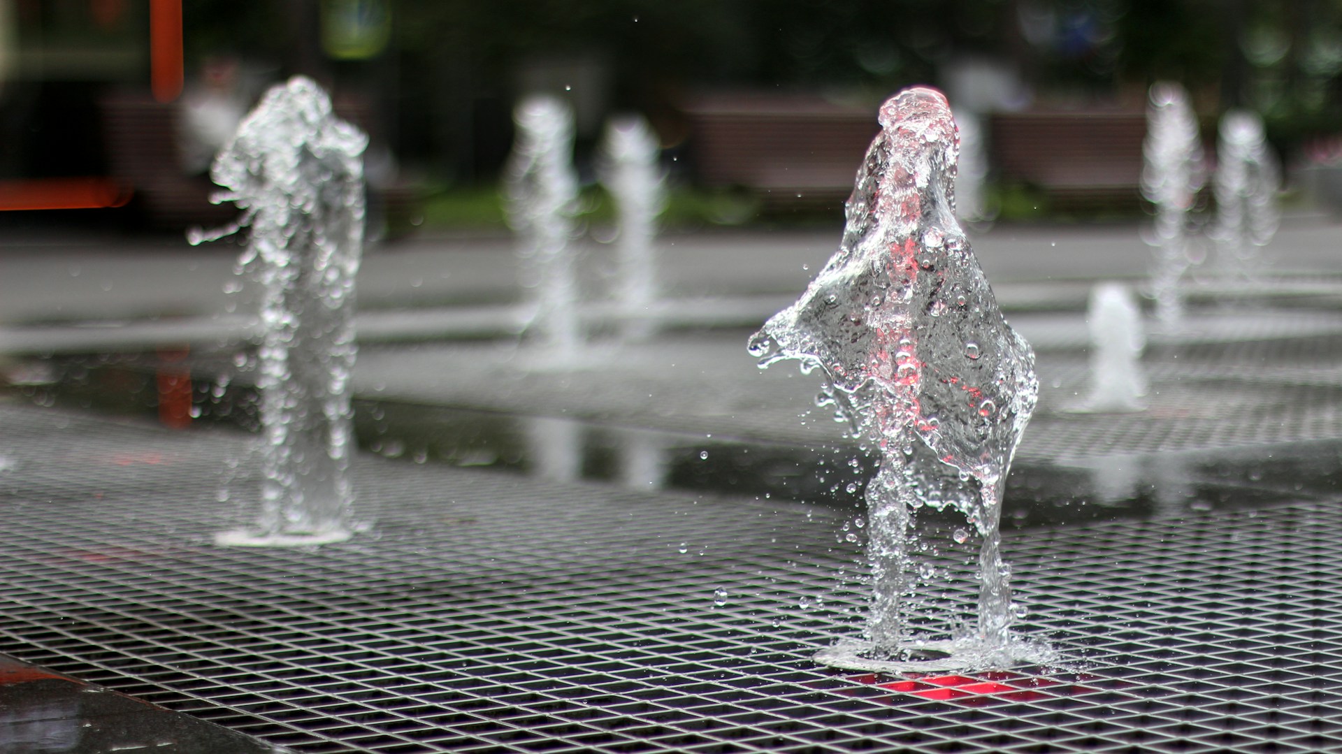 A group of water spouting out of a fountain