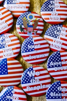 A bunch of patriotic buttons with we the people on them