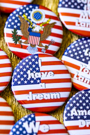 A close up of a bunch of patriotic buttons