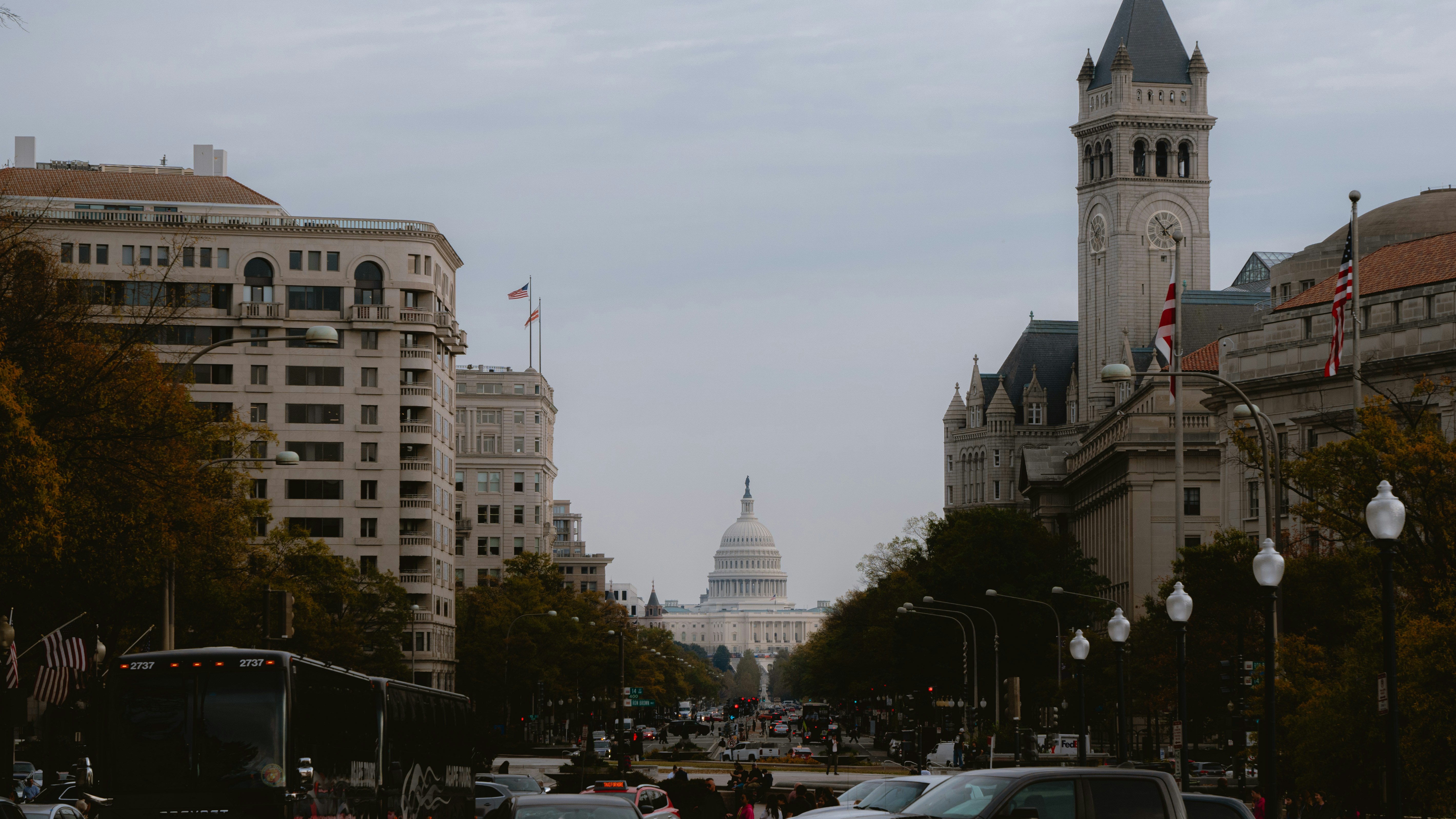 交通量が多く、高層ビルが立ち並ぶ街の通り